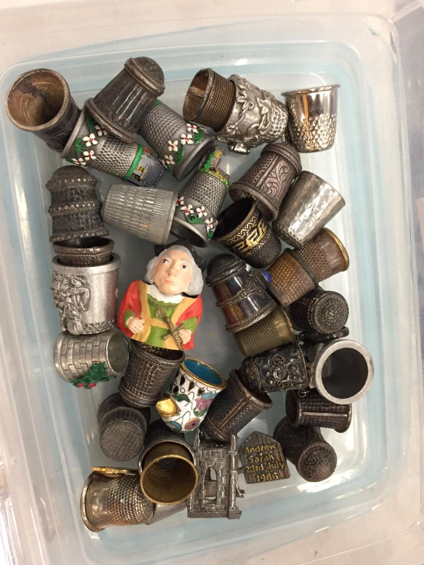 A COLLECTION OF VINTAGE METAL THIMBLES