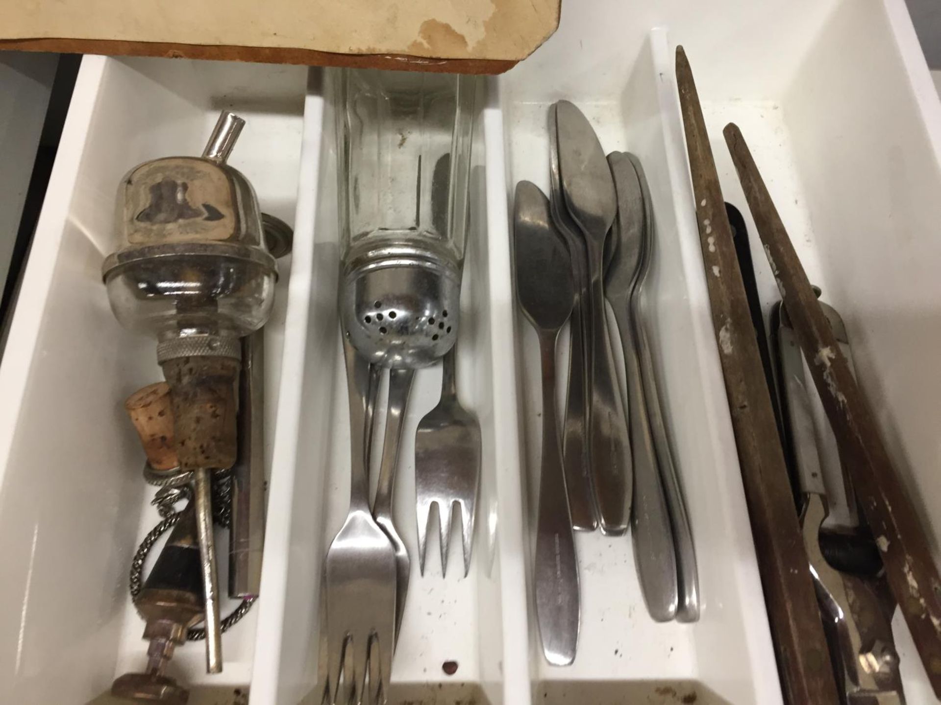 A QUANTITY OF FLATWARE IN A TRAY TO INCLUDE SALAD SERVERS, KNIVES, FORKS, TEA CADDY SPOONS, BOTTLE - Image 2 of 3