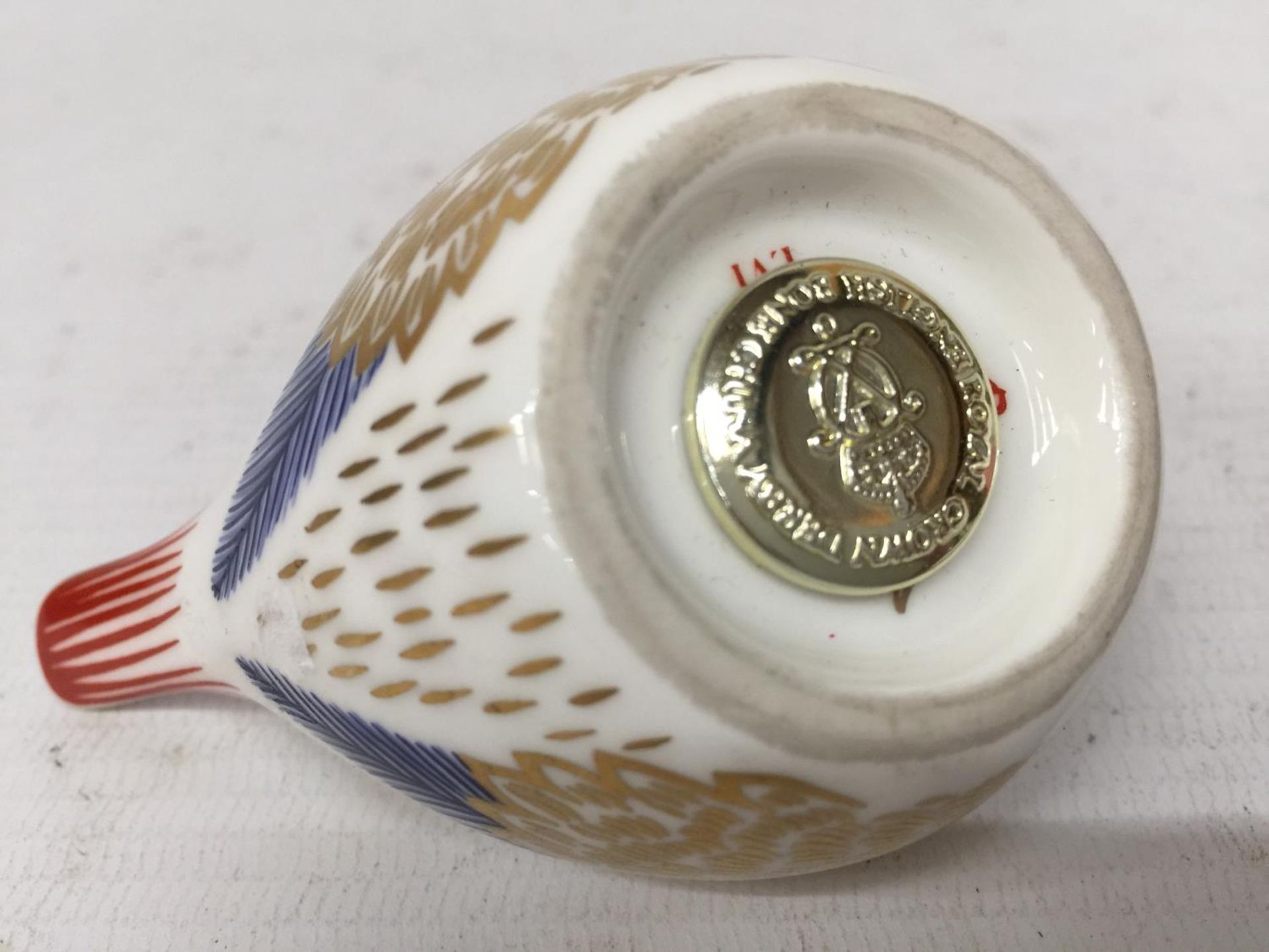 A ROYAL CROWN DERBY FIRECREST BIRD WITH GOLD STOPPER - Image 4 of 4