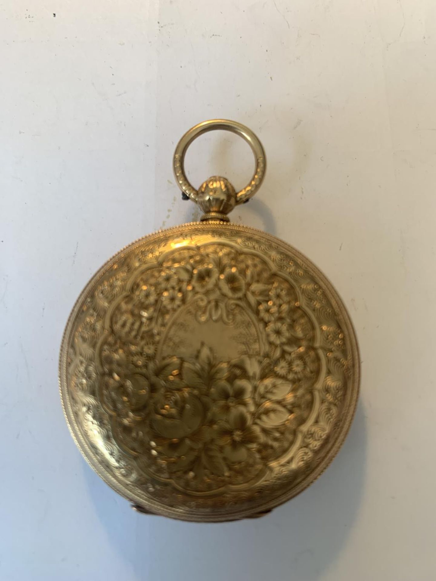A VINTAGE 18 CARAT GOLD POCKET WATCH WITH DECORATIVE FACE AND ROMAN NUMERALS, KEY AND ORIGINAL BOX - Image 3 of 5