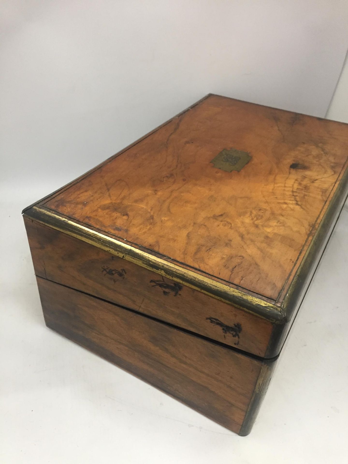 AN EARLY 20TH CENTURY WALNUT AND BRASS WRITING SLOPE WITH INNER BLACK LEATHER AND GILT SLOPE AND - Image 6 of 6