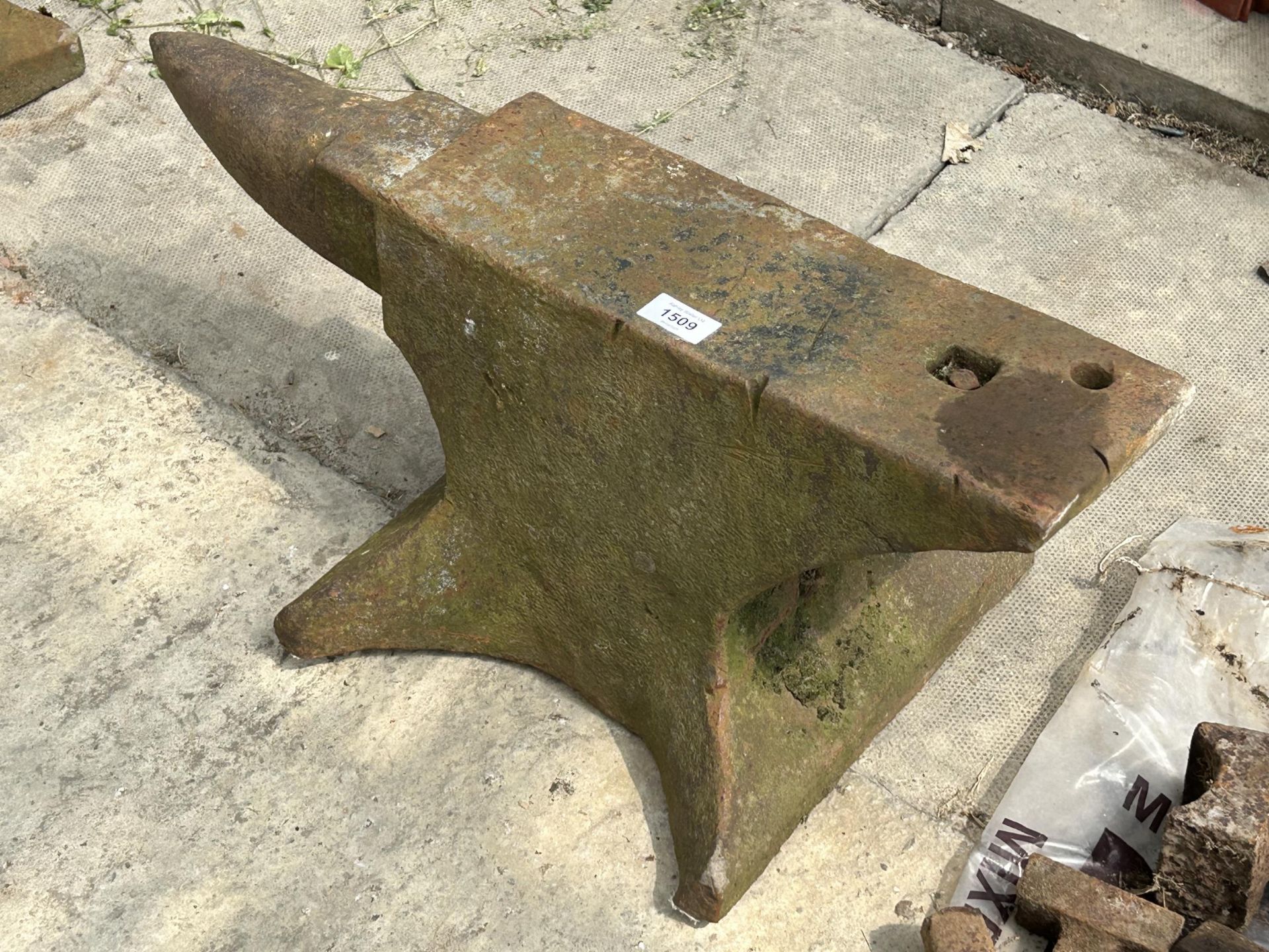 A VINTAGE CAST IRON BLACKSMITHS ANVIL (H:27CM L:63CM) - Image 2 of 4