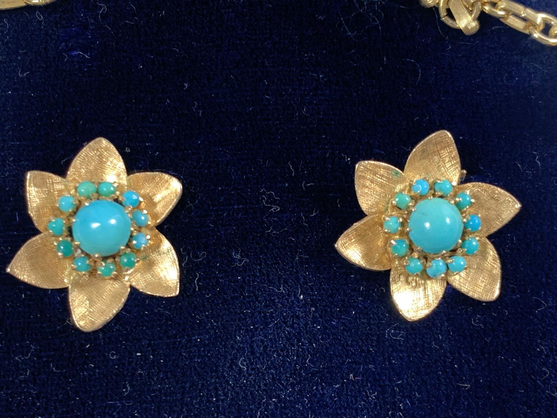 A SET OF TURQUOISE JEWELLERY BY L F PENNY LTD, HONG KONG IN PRESENTATION BOX - A 14 CARAT GOLD RING, - Image 2 of 4