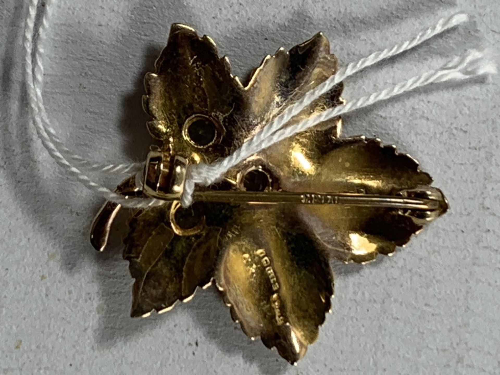 A 9 CARAT GOLD MAPLE LEAF BROOCH WITH THREE STONES GROSS WEIGHT 4 GRAMS - Image 2 of 2