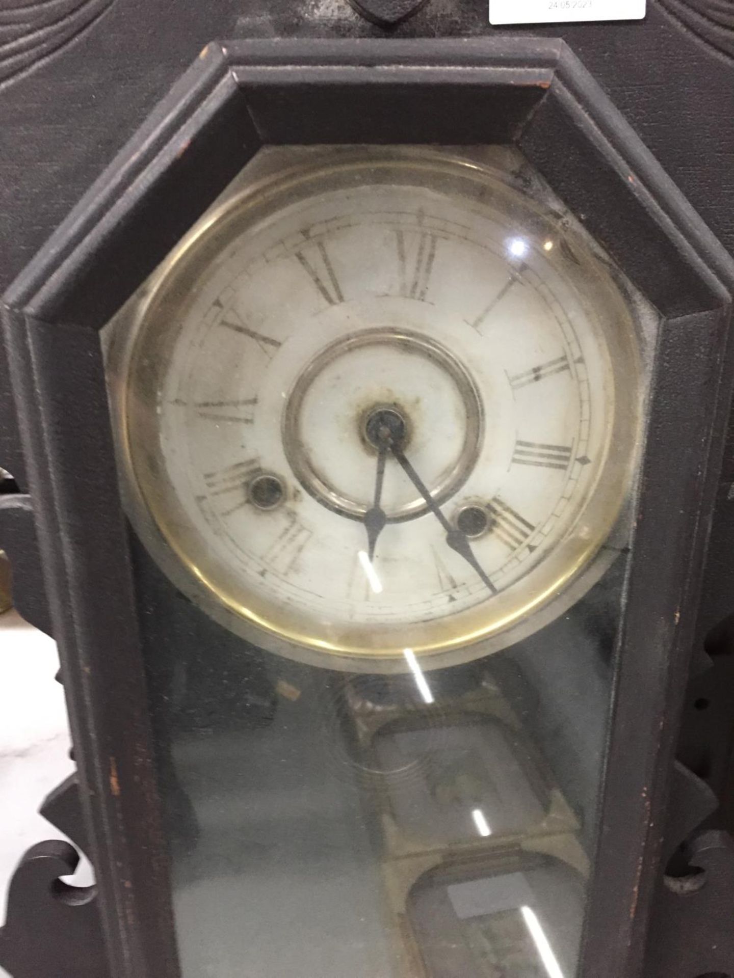A VINTAGE WOODEN CASED WALL CLOCK WITH PENDULUM - IN NEED OF RESTORATION - Image 2 of 4
