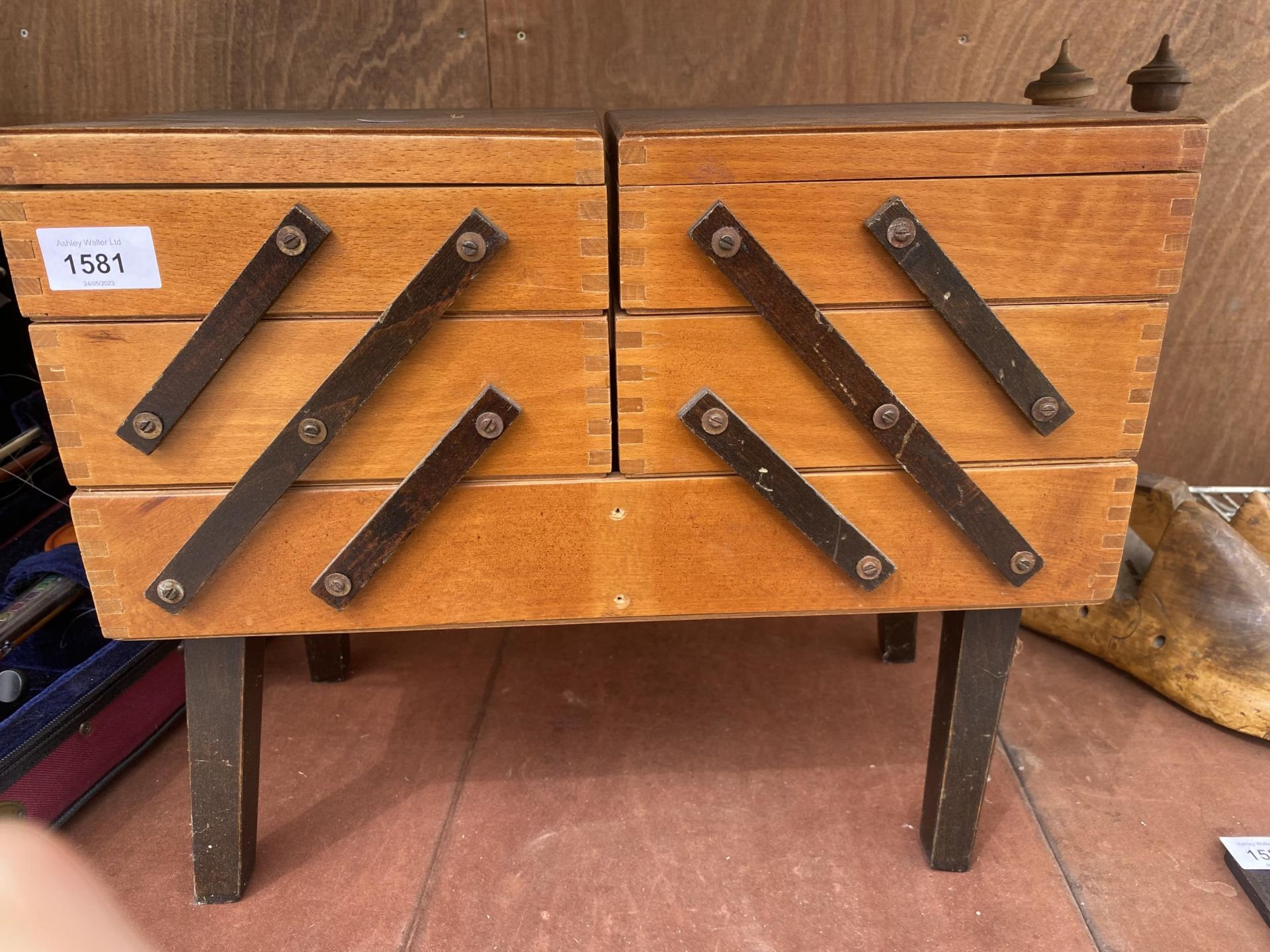 A VINTAGE WOODEN CONCERTINA SEWING BOX WITH THREAD