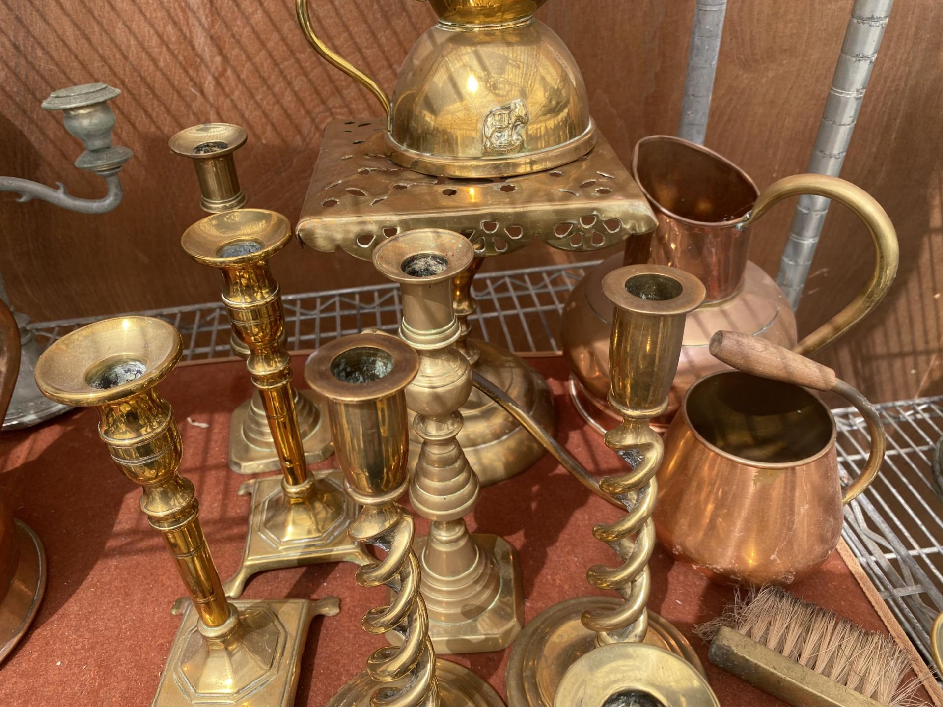 AN ASSORTMENT OF BRASS AND COPPER ITEMS TO INCLUDE CANDLESTICKS, JUGS AND A TRIVET STAND ETC - Image 4 of 5