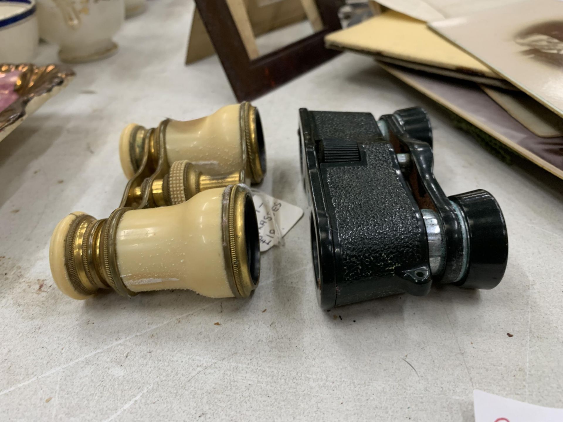 TWO PAIRS OF VINTAGE OPERA GLASSES TO INCLUDE HENSHAW EXAMPLES - Image 4 of 4