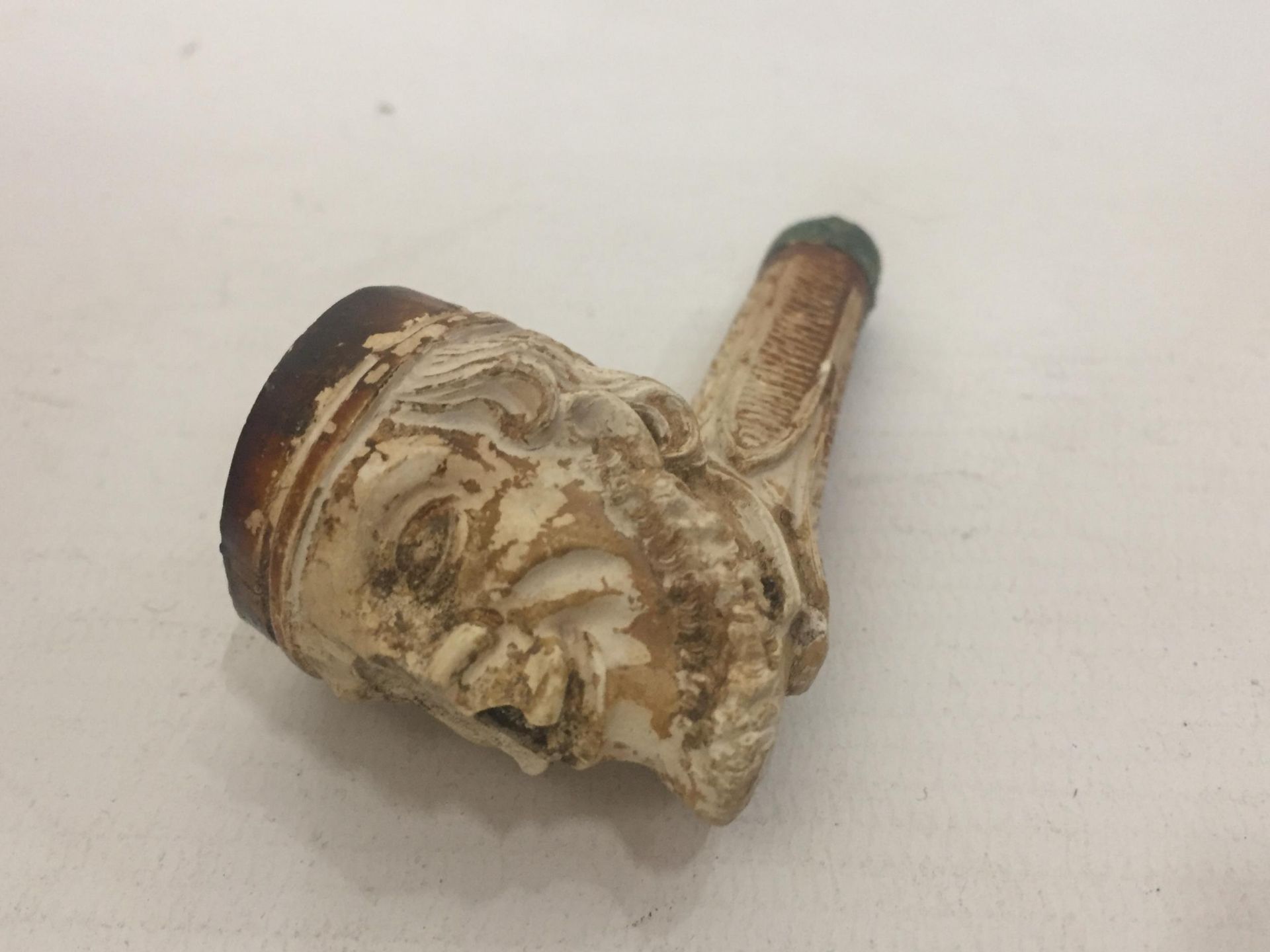 A PAIR OF VINTAGE CLAY MEERSCHAUM FIGURAL PIPES AND SMALLER EXAMPLE - Image 3 of 3