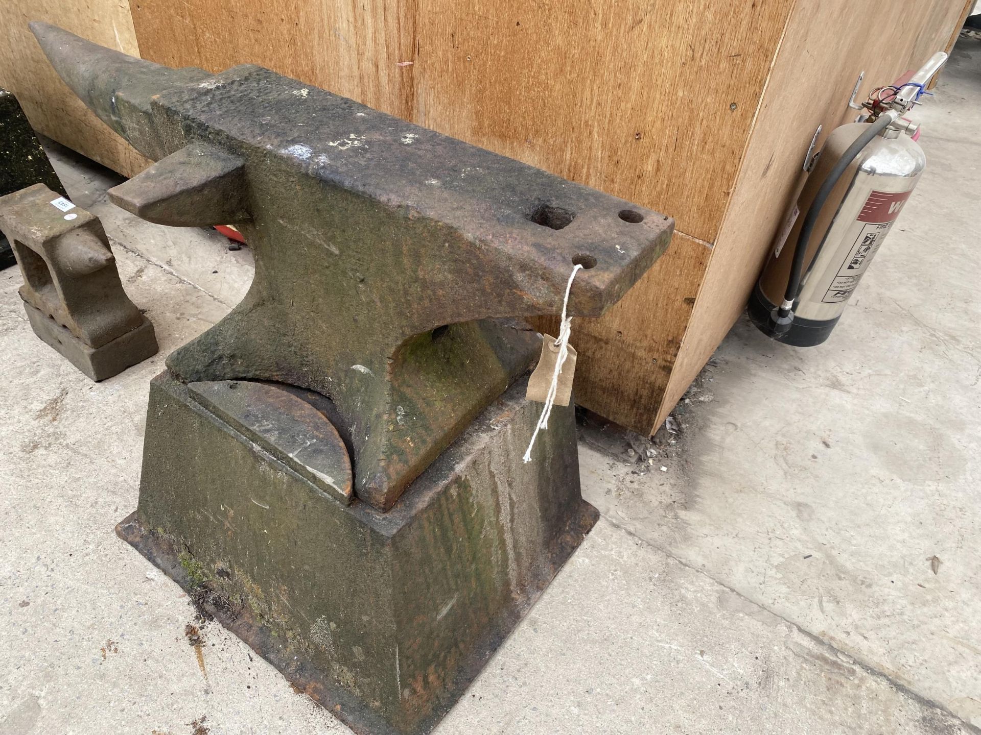 A LARGE VINTAGE CAST IRON BLACKSMITHS ANVIL WITH CAST IRON STAND (H:32CM L:85CM STAND H:32CM) - Image 3 of 3