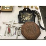 A MIXED LOT TO INCLUDE A VINTAGE PAPIER MACHE CRUMB TRAY AND BRUSH, FLATWARE AND A WOODEN TRIVET