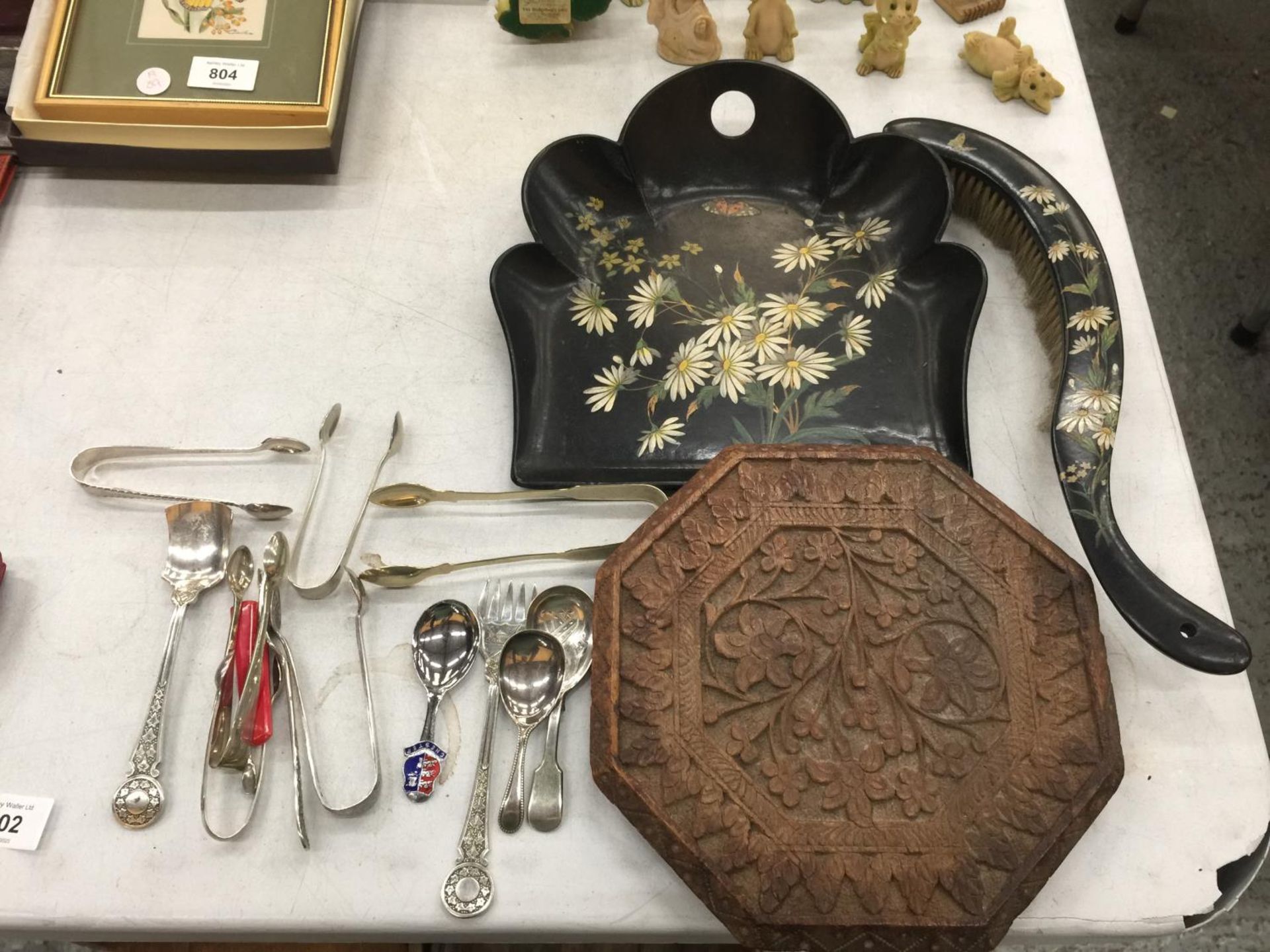 A MIXED LOT TO INCLUDE A VINTAGE PAPIER MACHE CRUMB TRAY AND BRUSH, FLATWARE AND A WOODEN TRIVET