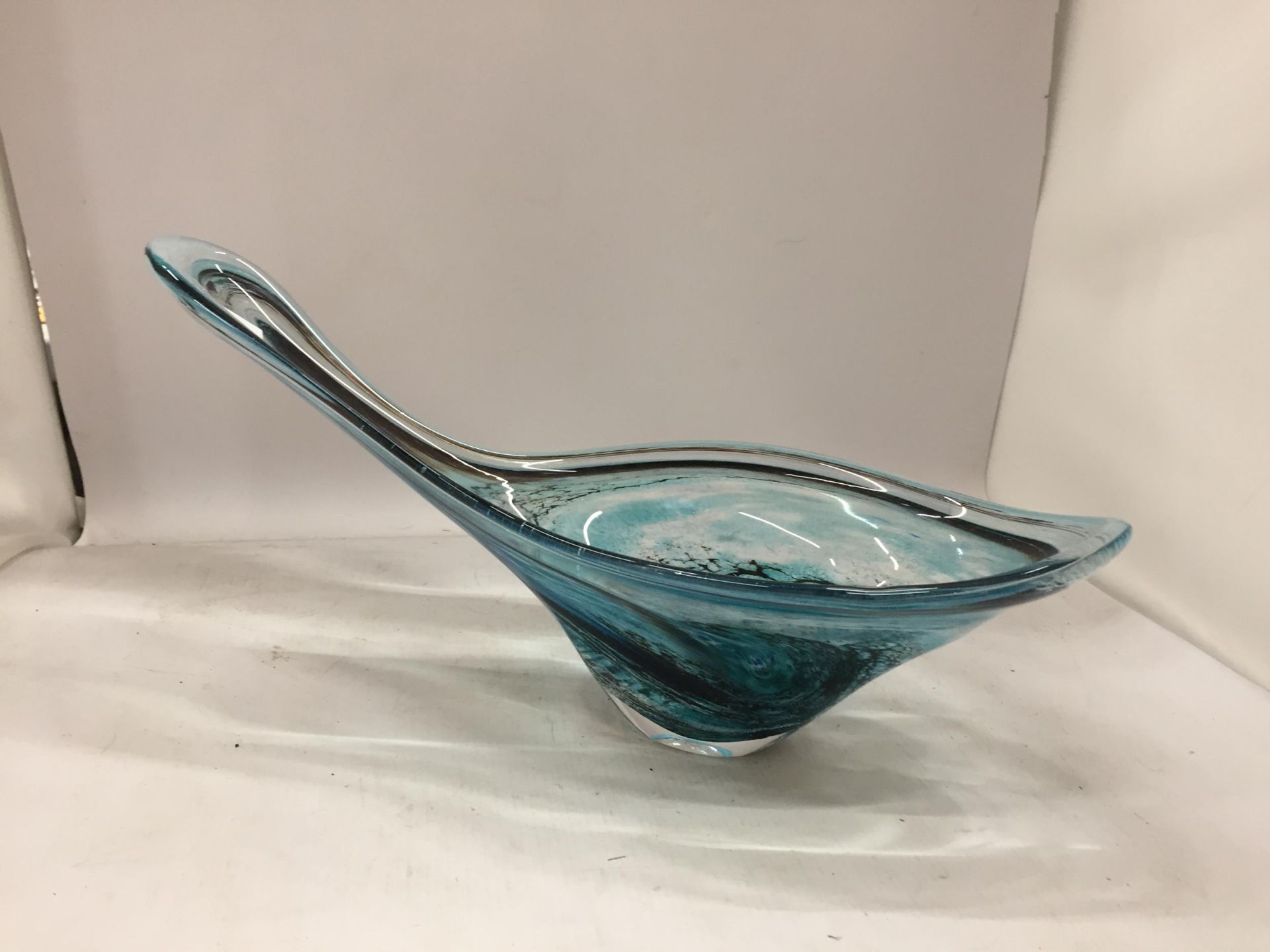 A LARGE ABSTRACT ART GLASS BOWL IN THE MURANO STLYE, INDISTINCTLY SIGNED, DATED 2010 - Image 2 of 4