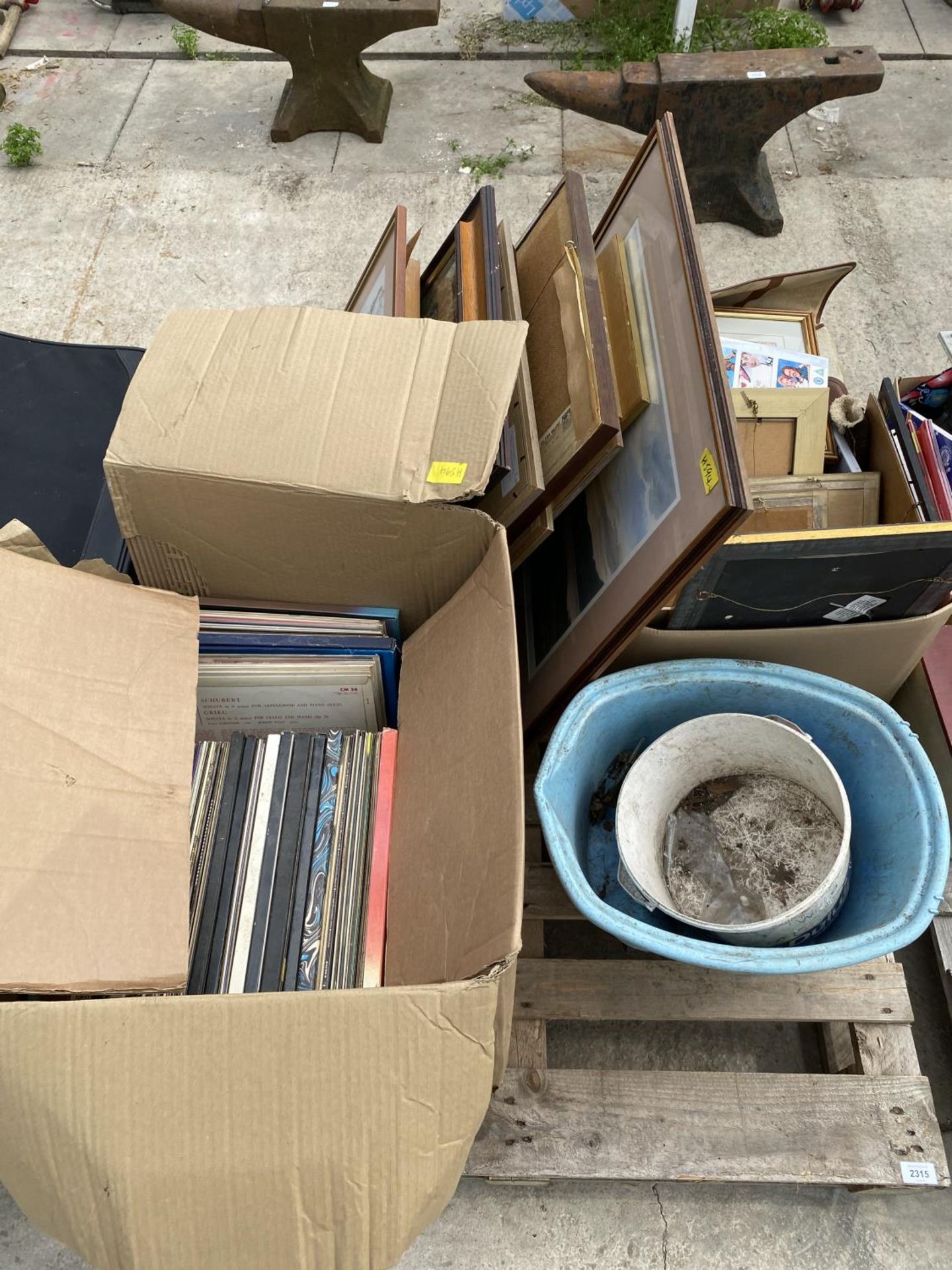 AN ASSORTMENT OF HOUSEHOLD CLEARANCE ITEMS TO INCLUDE PRINTS AND RECORDS ETC