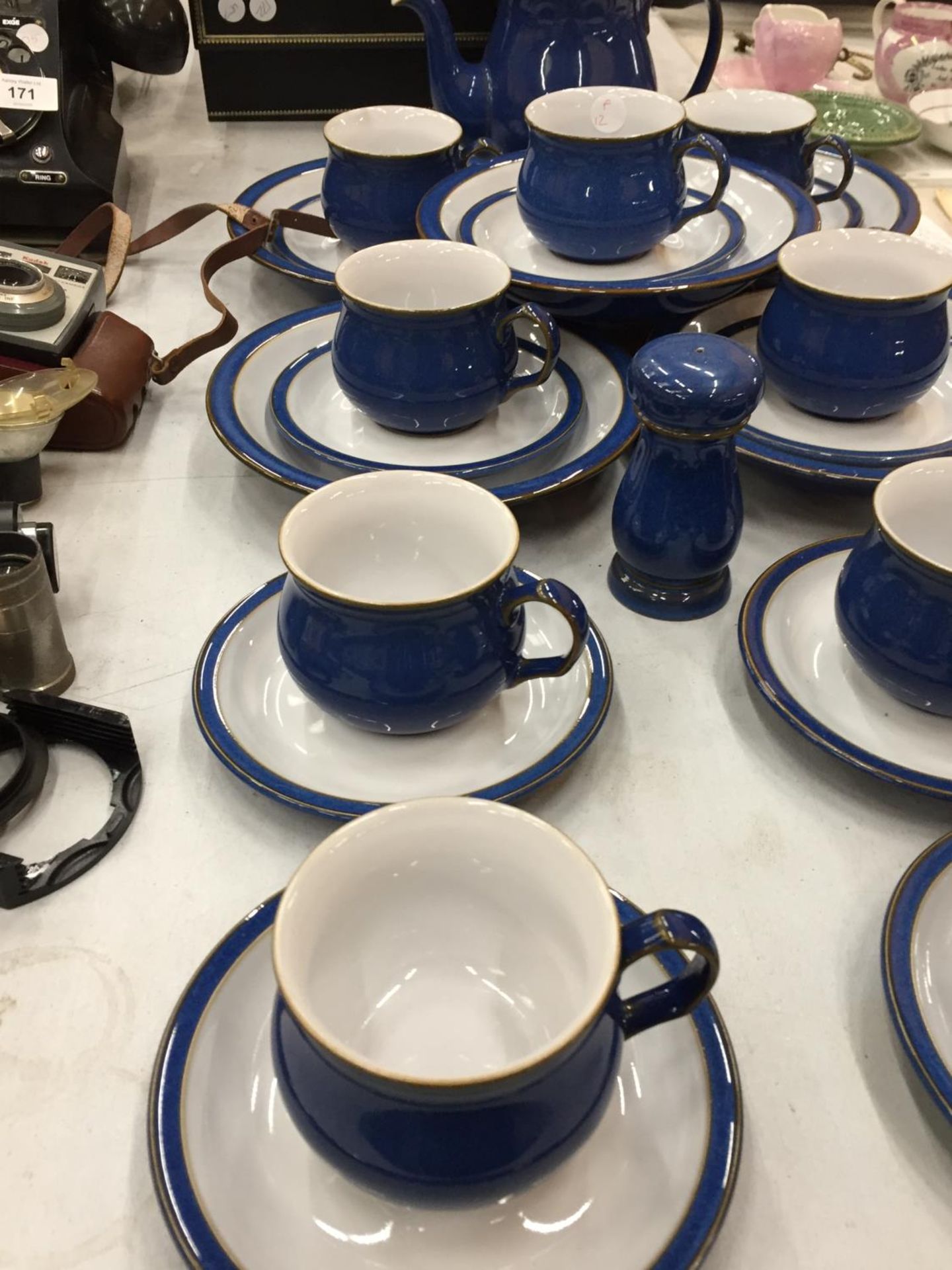 A BLUE DENBY TEASET TO INCLUDE A TEAPOT, BOWLS, CUPS, SAUCERS, ETC - 25 PIECES IN TOTAL - Image 3 of 4