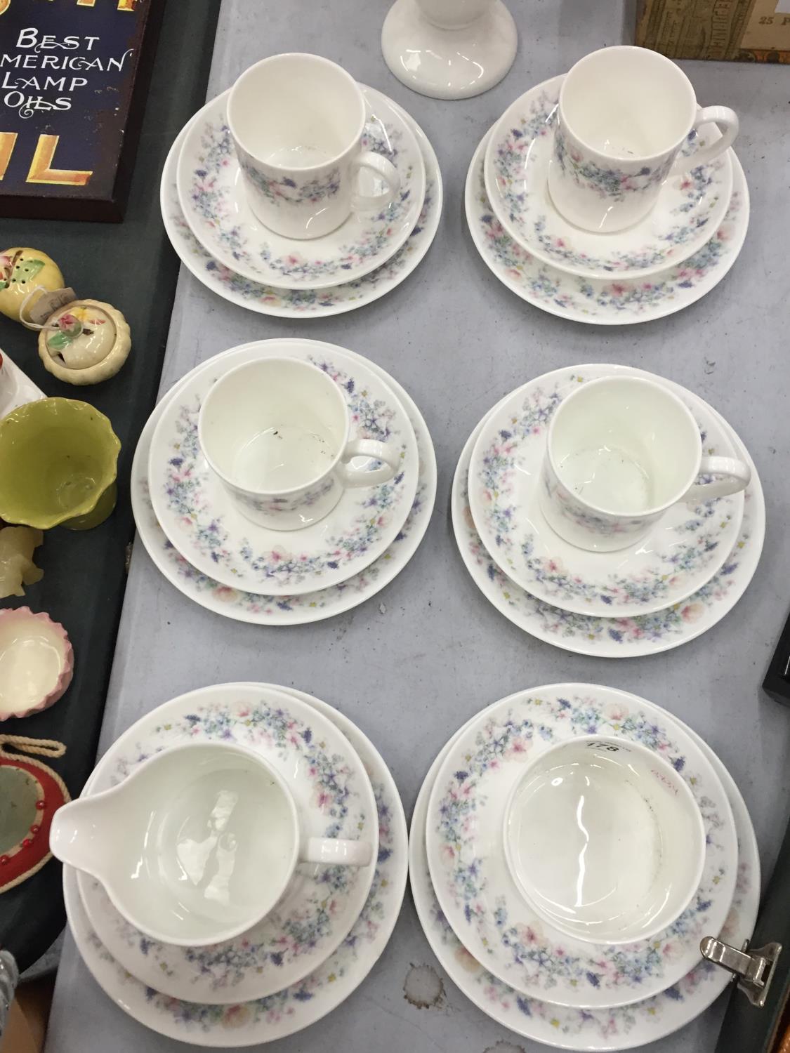 A WEDGWOOD 'ANGELA' COFFEE SET TO INCLUDE CUPS, SAUCERS, SIDE PLATES, A SUGAR BOWL, CREAM JUG PLUS A - Image 4 of 4