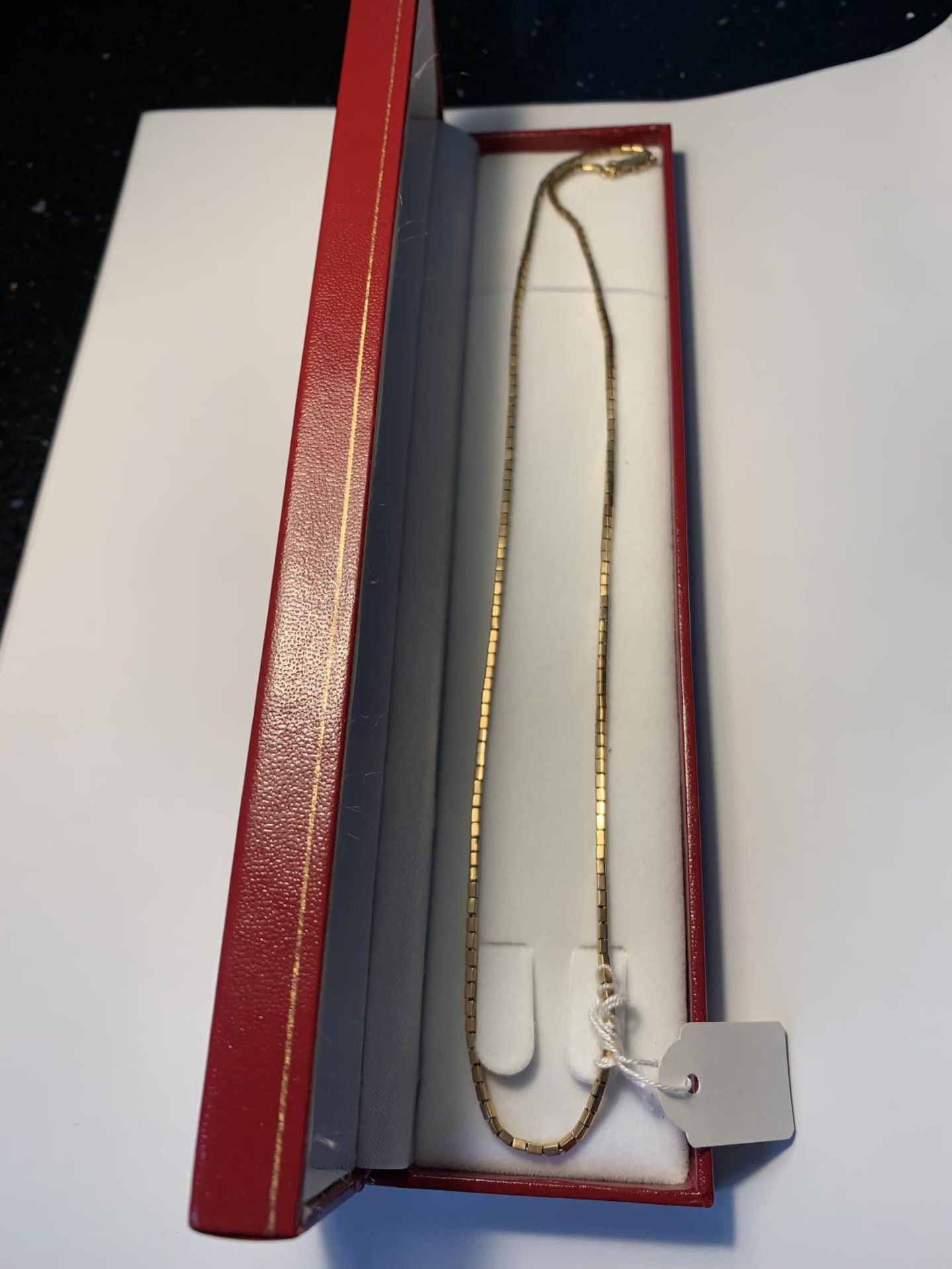 AN 18 CARAT GOLD SQUARE LINK CHAIN GROSS WEIGHT 11.2 GRAMS IN A PRESENTATION BOX