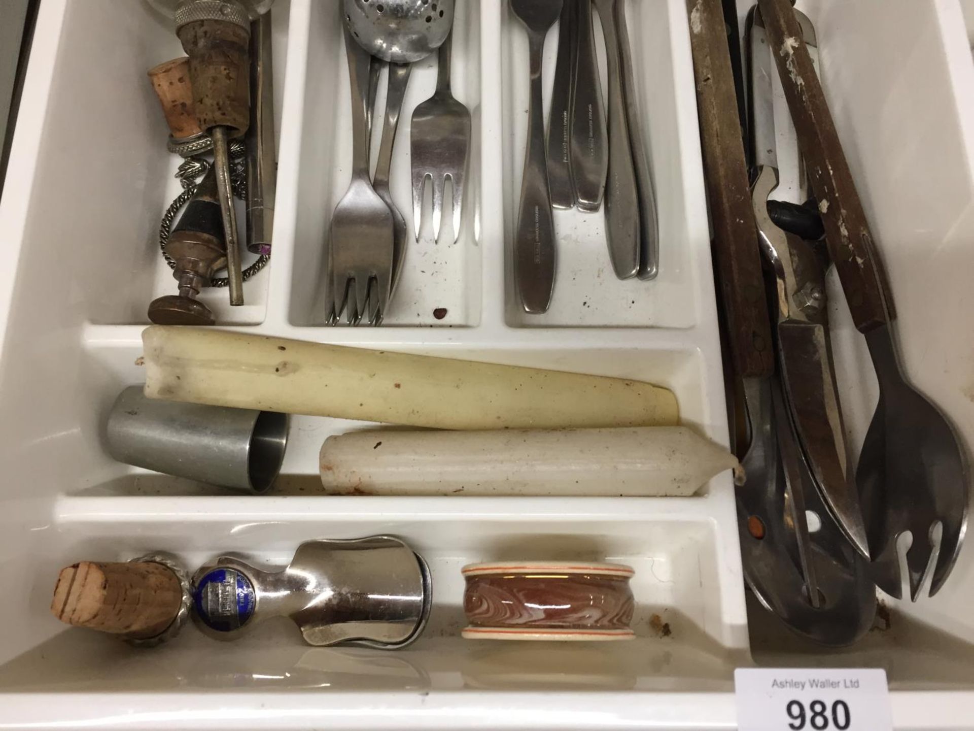 A QUANTITY OF FLATWARE IN A TRAY TO INCLUDE SALAD SERVERS, KNIVES, FORKS, TEA CADDY SPOONS, BOTTLE - Image 3 of 3