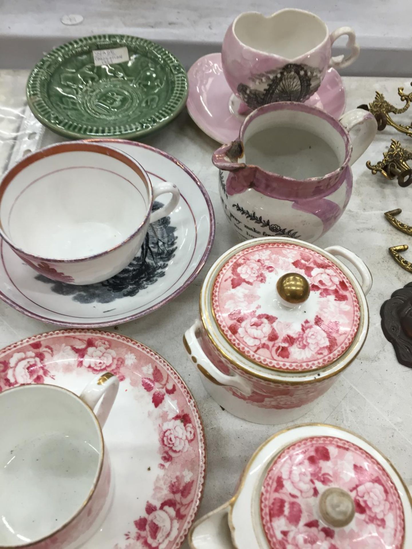 A QUANTITY OF ANTIQUE AND VINTAGE CHINA CUPS AND SAUCERS TO INCLUDE WEDGWOOD JUGS, SUGAR BOWL, CUP - Image 4 of 4