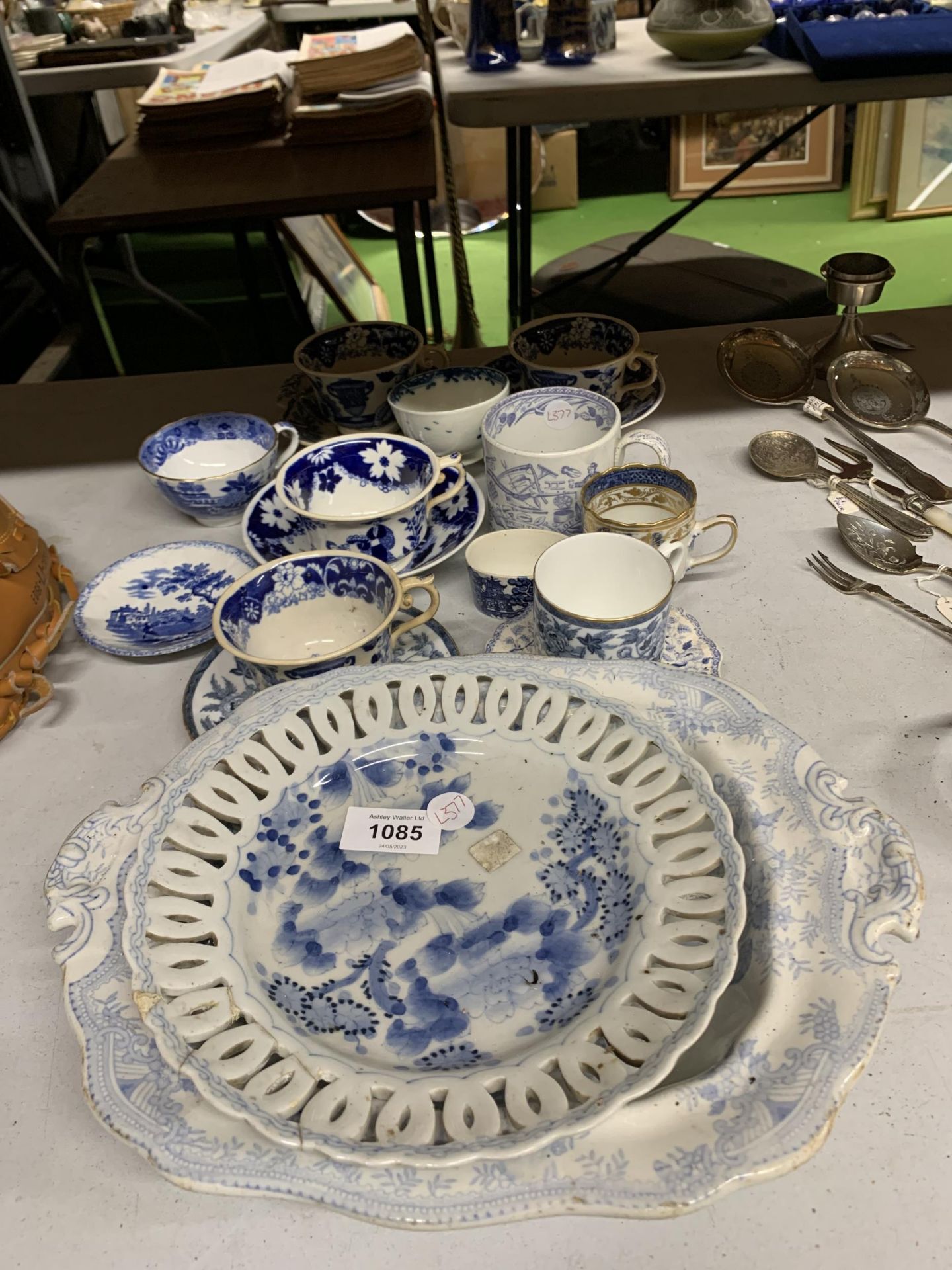 A COLLECTION OF 19TH CENTURY AND LATER BLUE AND WHITE CHINA, SPODE ETC