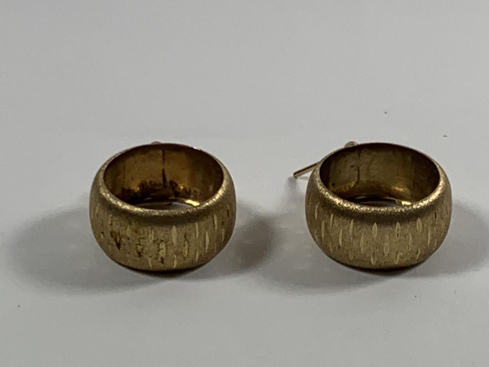 A APIR OF 9 CARAT GOLD EARRINGS GROSS WEIGHT 3.51 GRAMS - Image 2 of 2