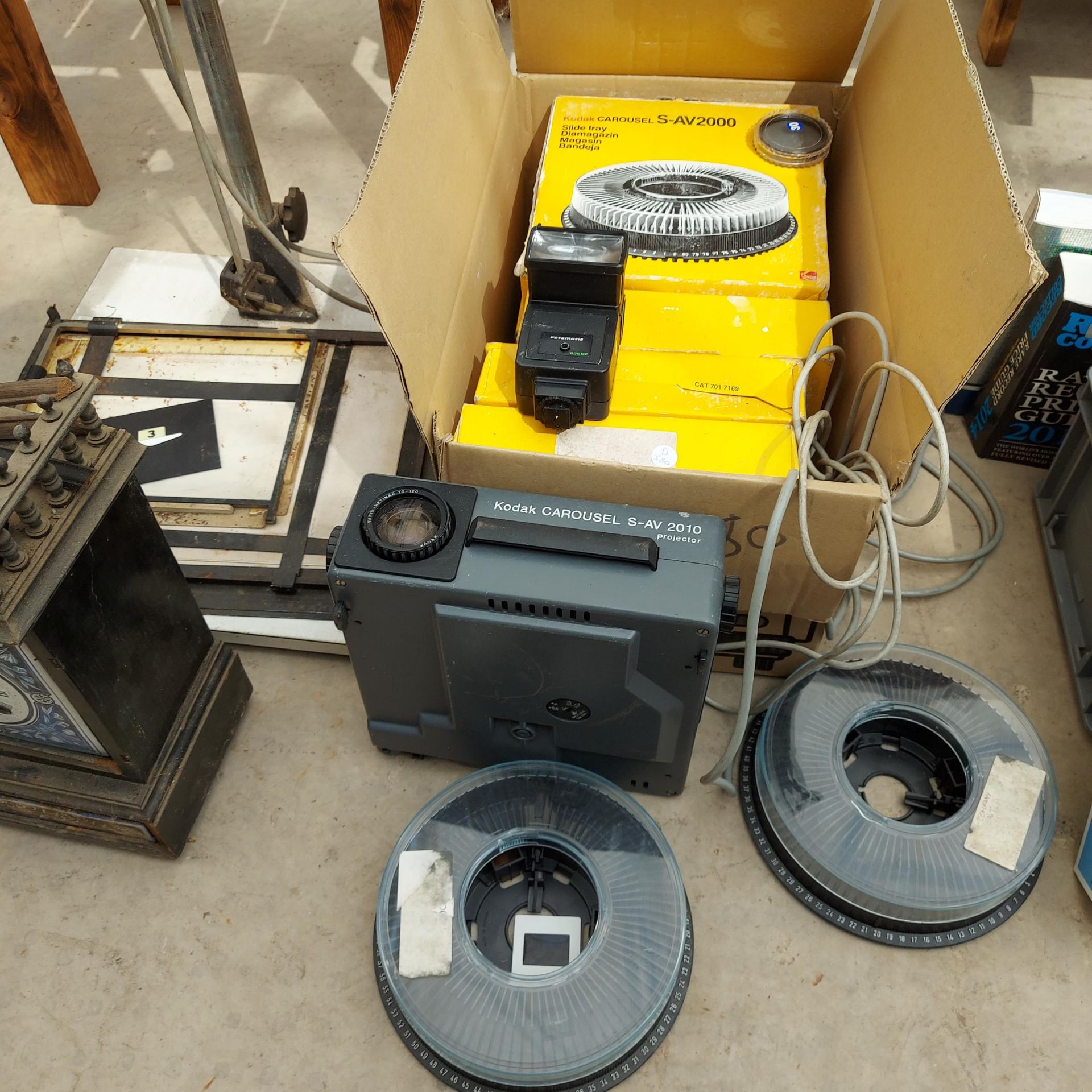 AN ASSORTMENT OF PHOTOGRAPHY EQUIPMENT TO INCLUDE A LAMP AND A KODAK CAROUSEL ETC - Image 4 of 5