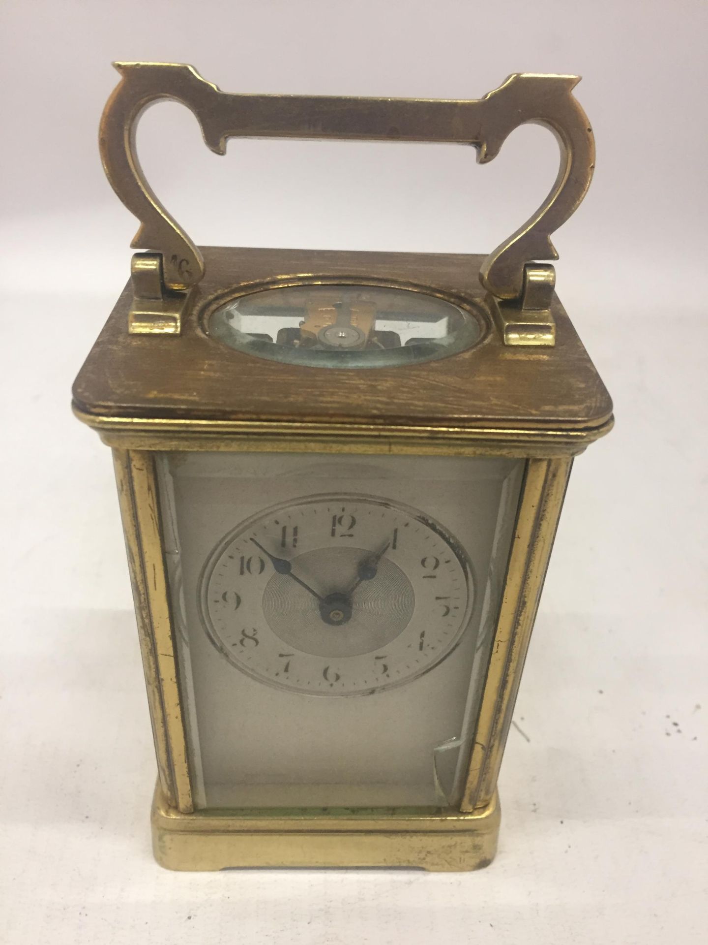 A FRENCH ANTIQUE BRASS CASED CARRIAGE CLOCK WITH KEY