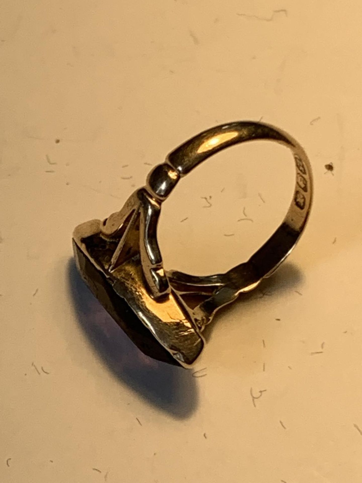 A 9 CARAT GOLD RING WITH A LARGE AMETHSYT SIZE I/J GROSS WEIGHT 3.1 GRAMS - Image 2 of 3