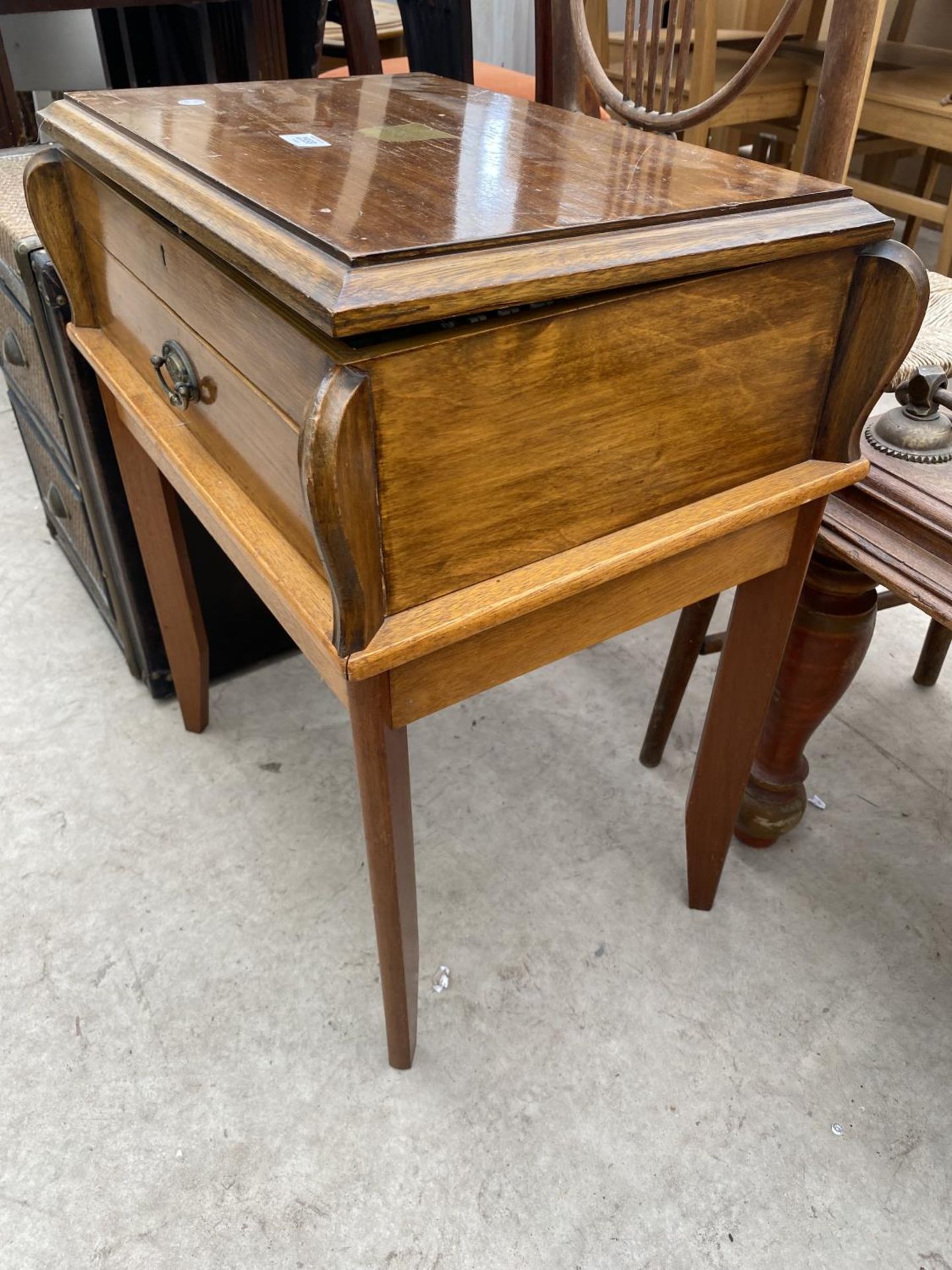 AN EDWARDIAN MAHOGANY CUTLERY CANTEEN ON LEGS WITH MAINLY MARTIN HALL & CO CUTLERY - Image 8 of 8