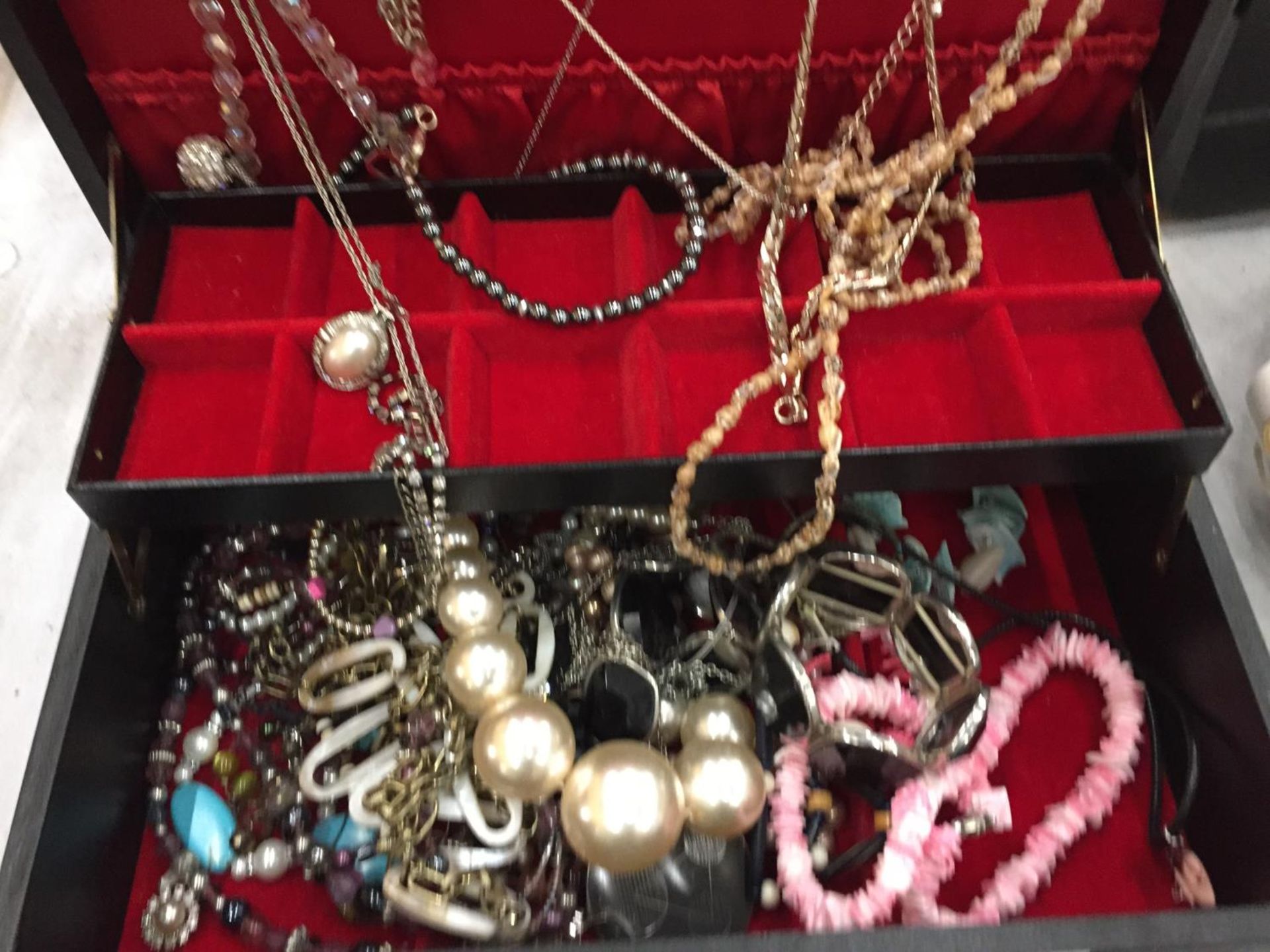A JEWELLERY BOX CONTAINING A QUANTITY OF COSTUME JEWELLERY TO INCLUDE NECKLACES, BRACELETS, ETC - Image 2 of 3