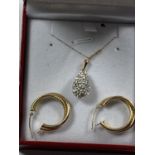A PAIR OF 14 CARAT GOLD EARRINGS AND A 9 CARAT GOLD NECKLACE WITH CLEAR STONE DROP PENDANT IN A