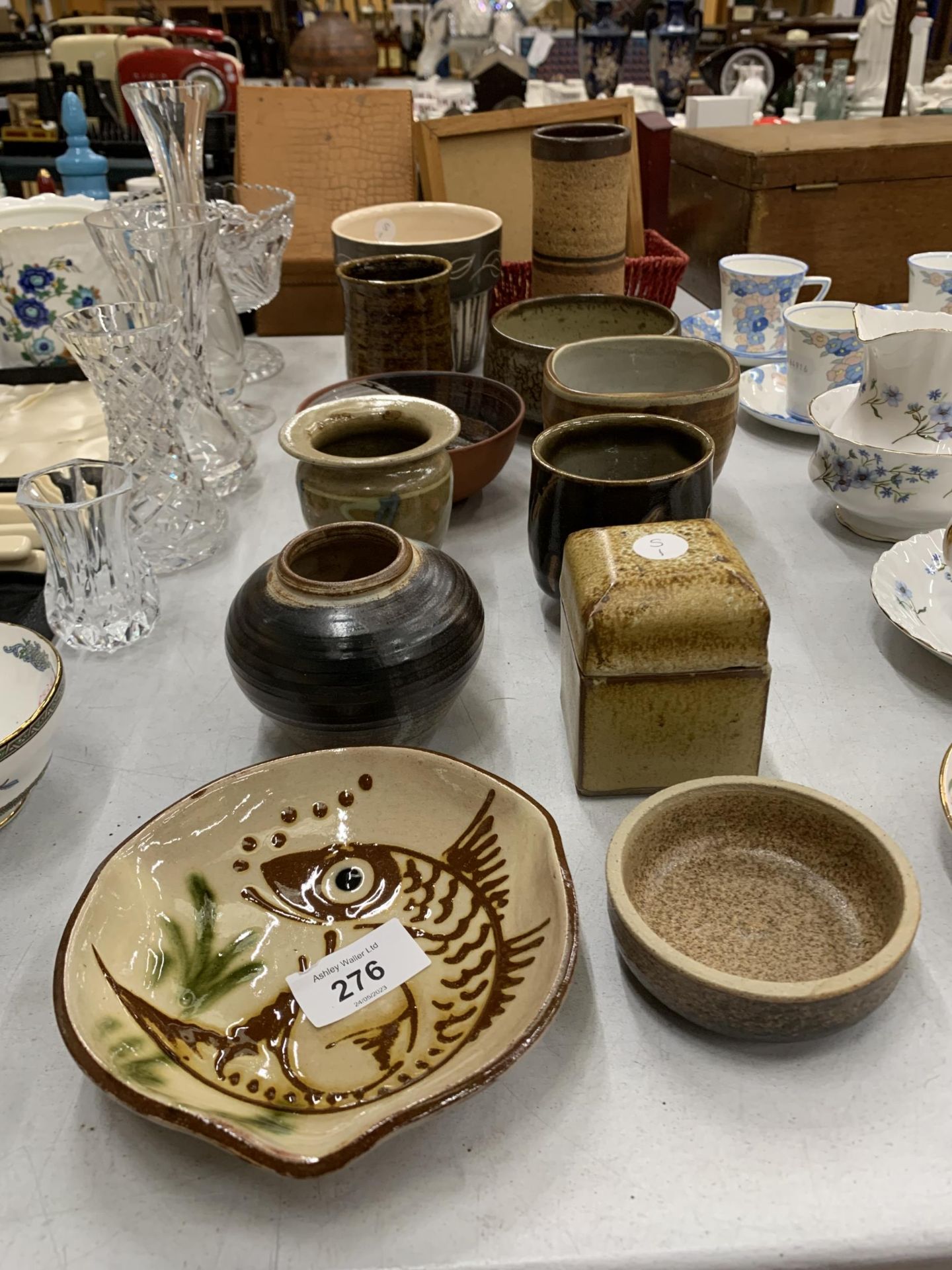 A MIXED GROUP OF STUDIO POTTERY VASES, FISH DESIGN BOWL ETC