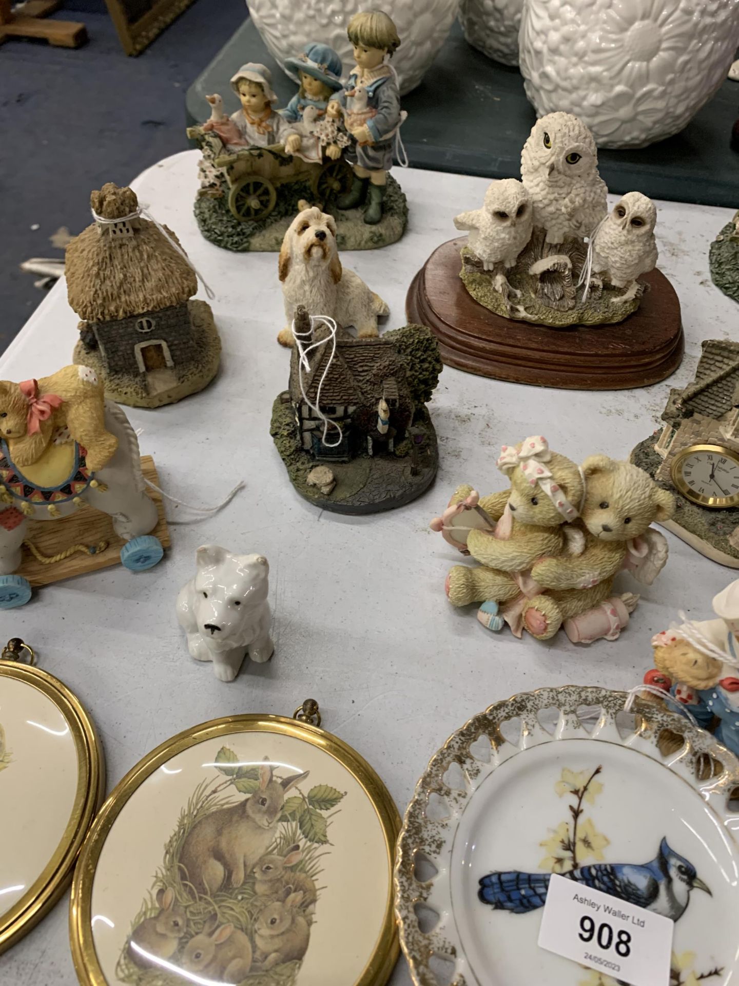 A LARGE QUANTITY OF FIGURINES TO INCLUDE ANIMALS, COTTAGES, BIRDS, ETC - Image 6 of 6