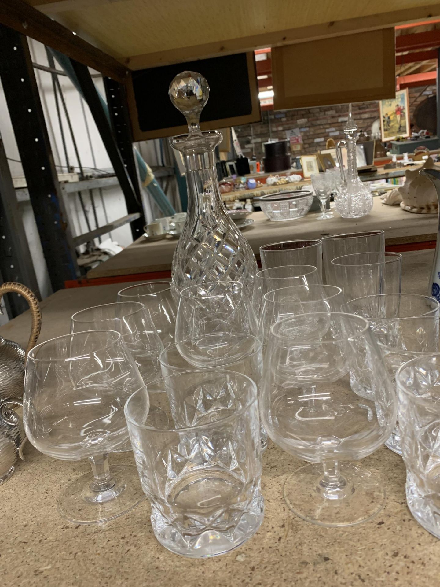 A COLLECTION OF GLASSES AND CUT GLASS DECANTER - Bild 2 aus 4