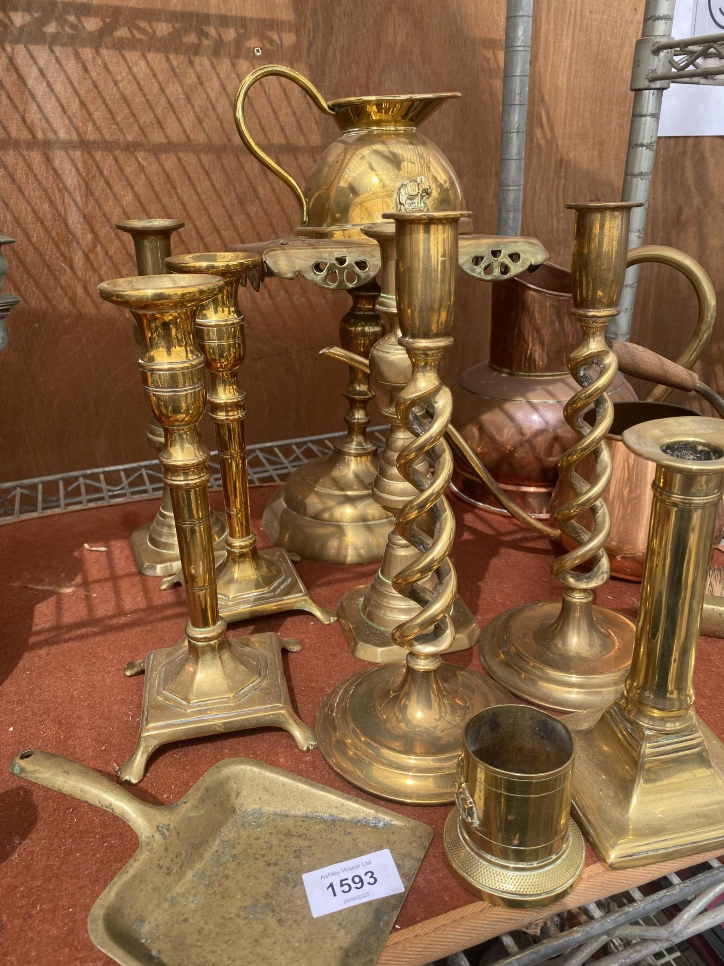 AN ASSORTMENT OF BRASS AND COPPER ITEMS TO INCLUDE CANDLESTICKS, JUGS AND A TRIVET STAND ETC - Bild 2 aus 5