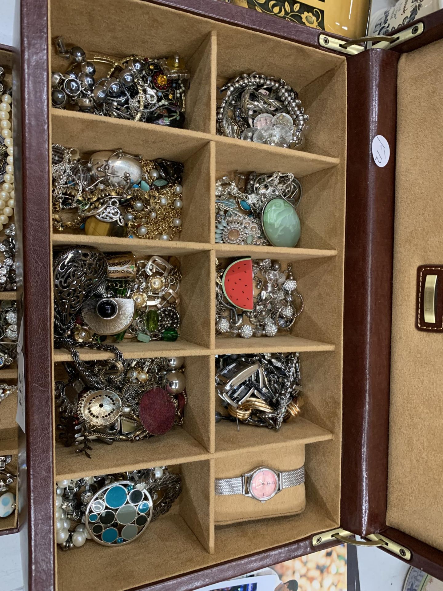 A JEWELLERY BOX CONTAINING ASSORTED COSTUME JEWELLERY - Image 3 of 4