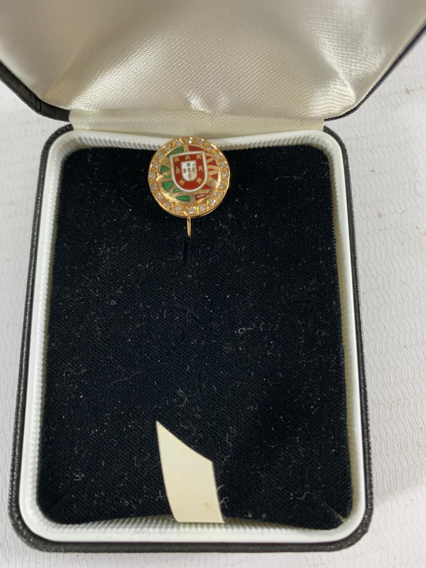 * A YELLOW METAL ENAMEL RING, DECORATED WITH UNION JACK AND PORTUGUESE FLAGS AND DIAMOND - Image 3 of 4