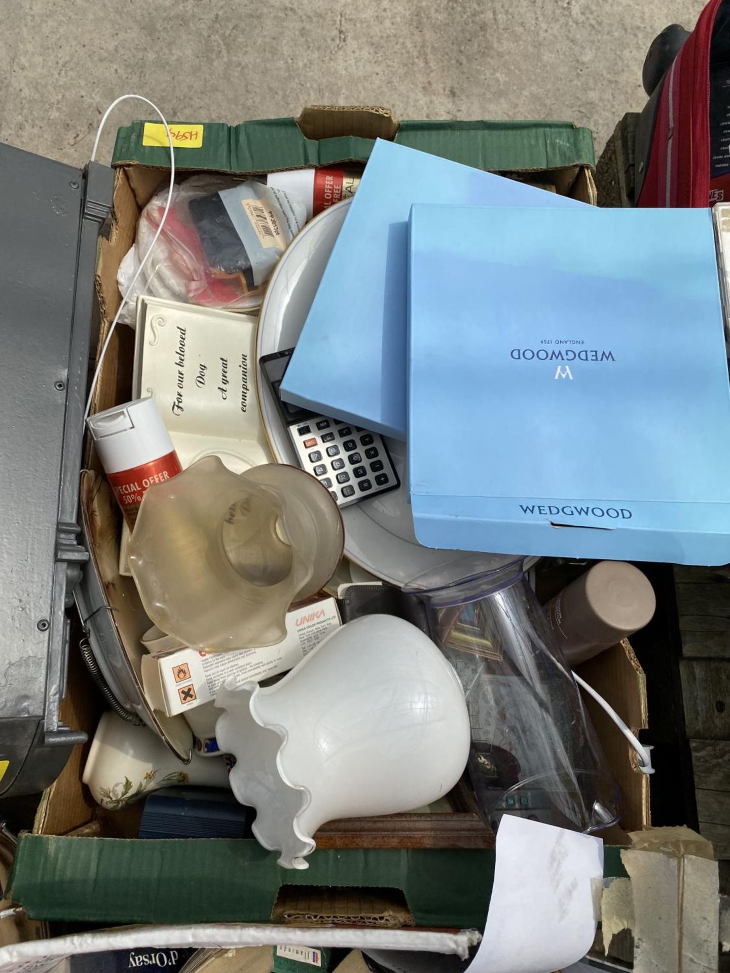 AN ASSORTMENT OF HOUSEHOLD CLEARANCE ITEMS TO INCLUDE BOOKS AND CERAMICS ETC - Image 4 of 5