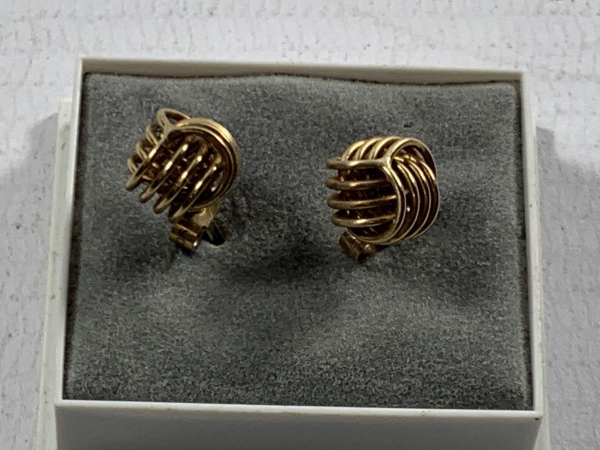 A PAIR OF 9 CARAT GOLD WIRE BALL EARRINGS GROSS WEIGHT 2.29 GRAMS