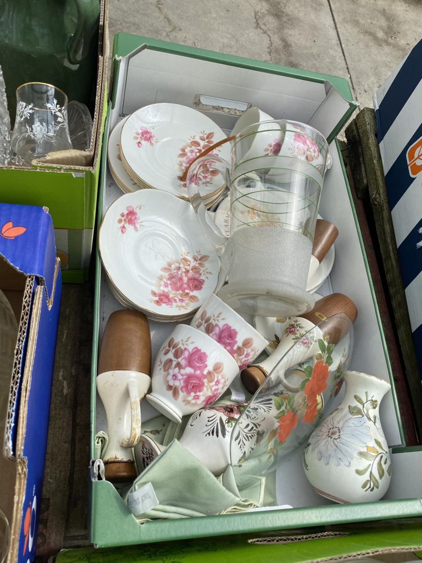 AN ASSORTMENT OF HOUSEHOLD CLEARANCE ITEMS TO INCLUDE CERAMICS AND GLASS WARE ETC - Image 2 of 4
