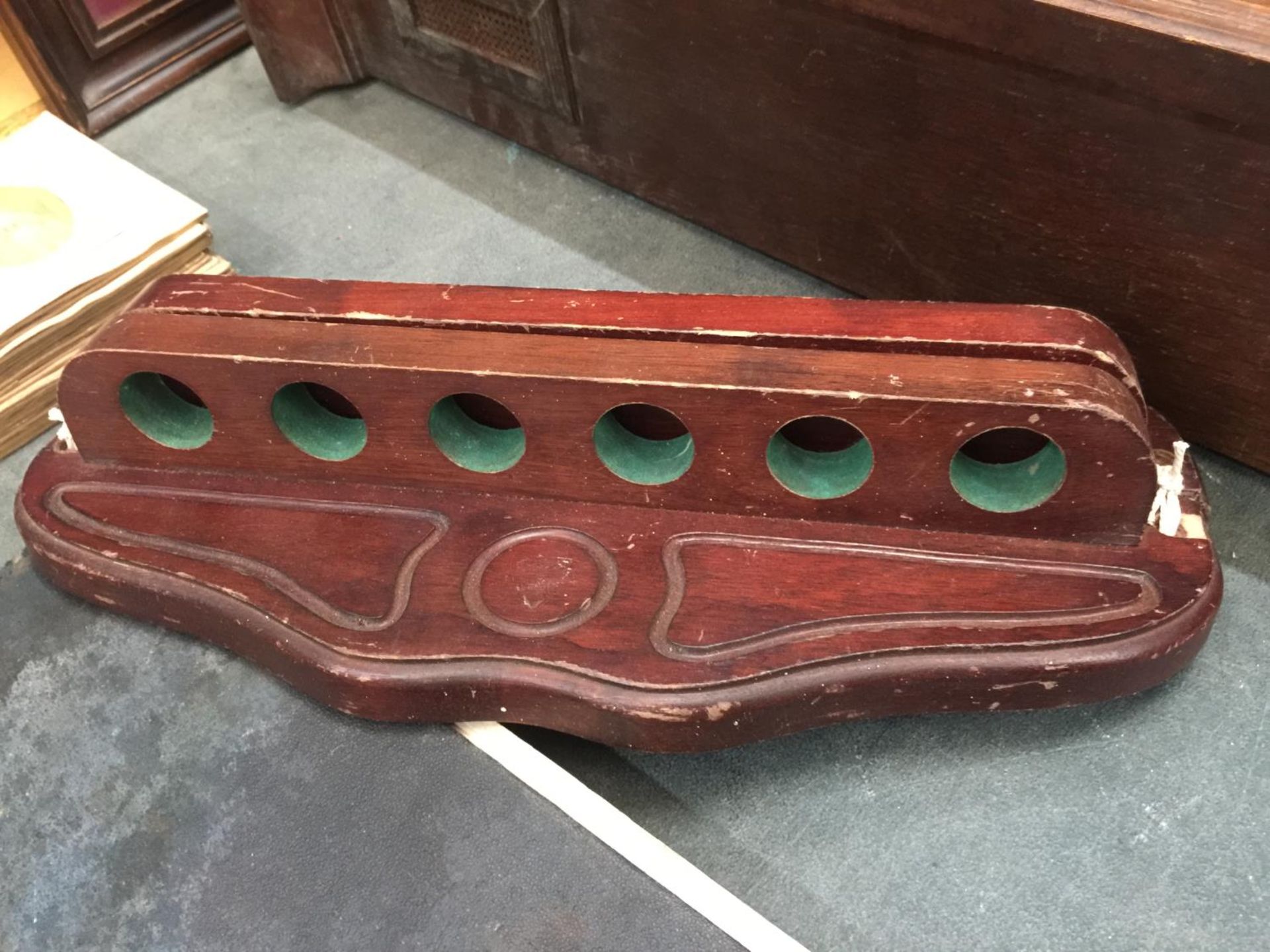 A WOODEN WALL POOL / SNOOKER CUE STAND - Image 2 of 3