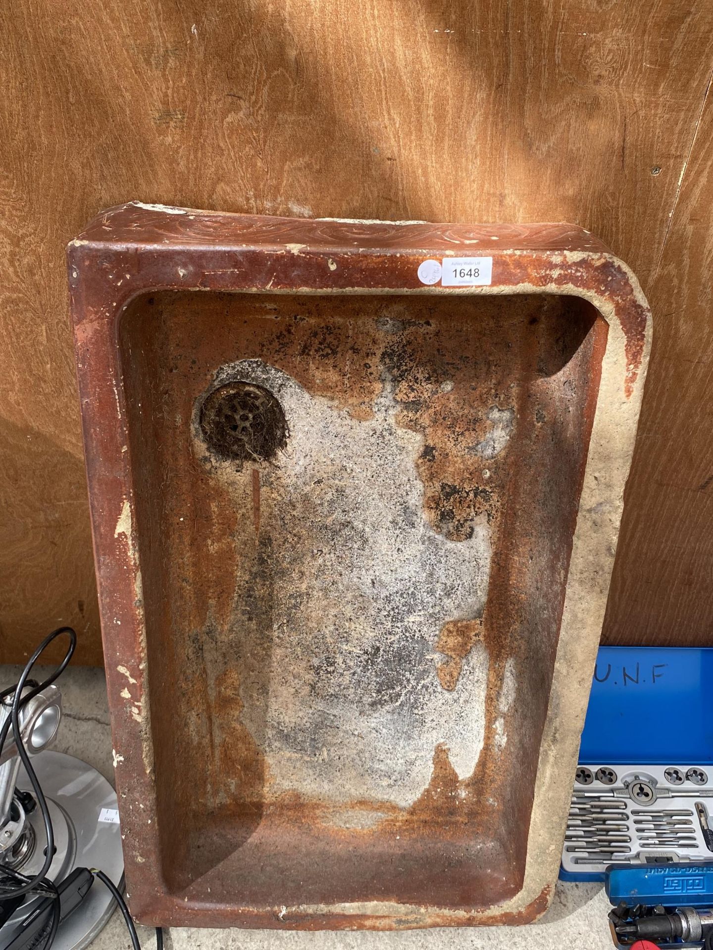 A VINTAGE SALT GLAZED TROUGH / SINK