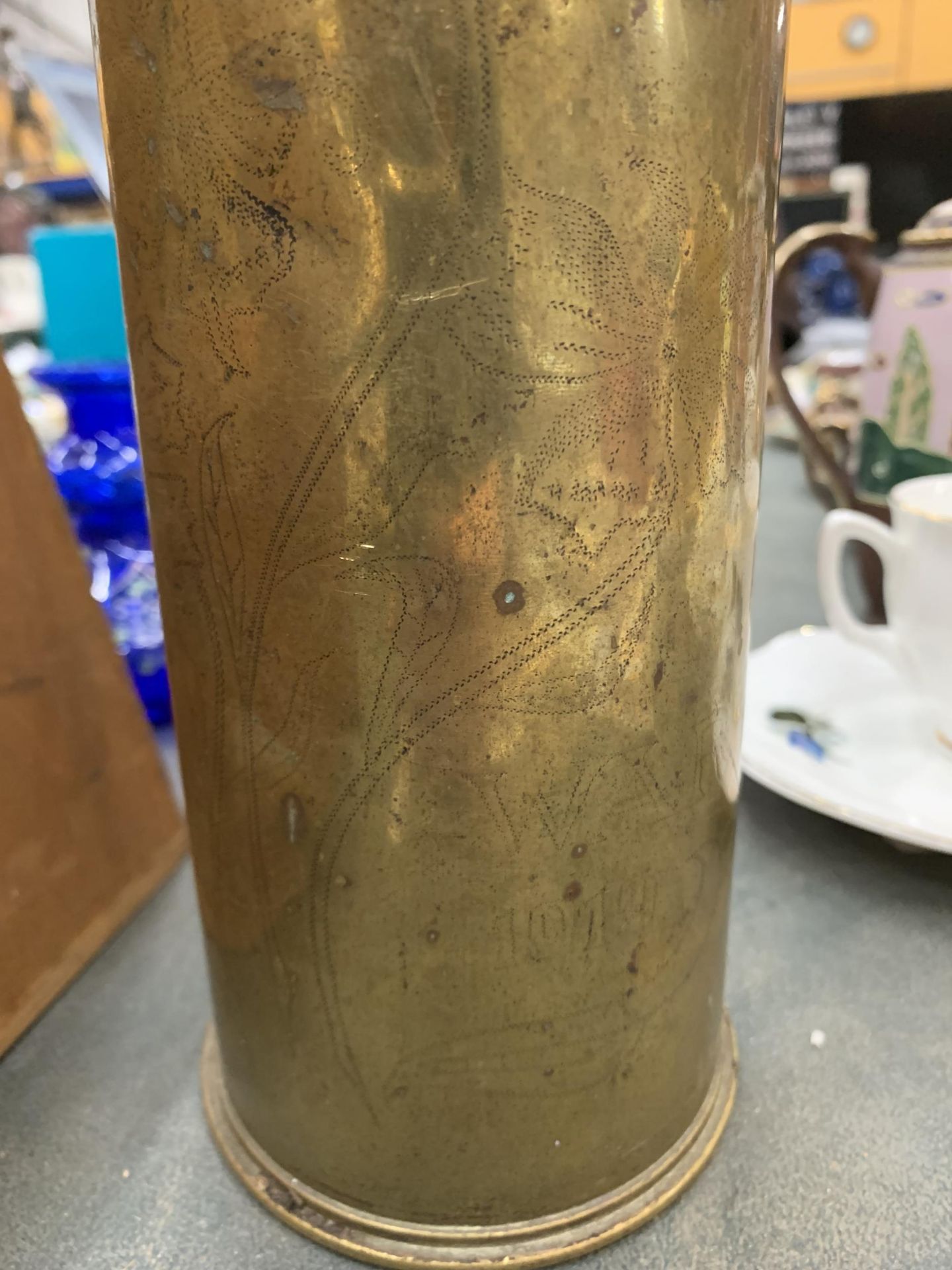 A TRENCH ART BRASS SHELL CASE VASE - Image 2 of 3