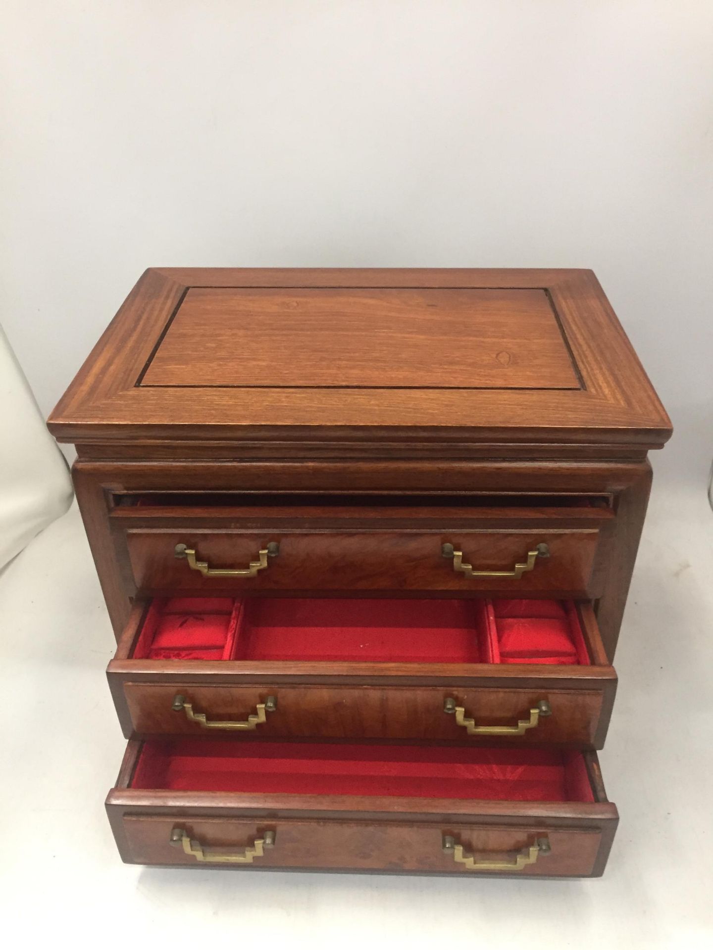 AN ORIENTAL DESIGN YEW WOOD TABLE TOP JEWELLERY CHEST OF THREE DRAWERS, 31 X 20 X 25CM - Image 2 of 3