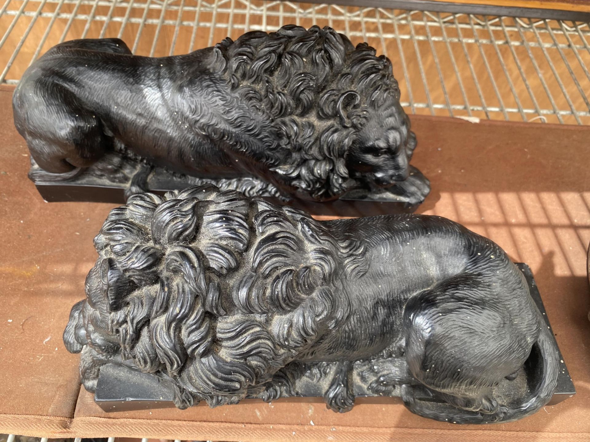 A PAIR OF VINTAGE SLEEPING LIONS - Image 3 of 4