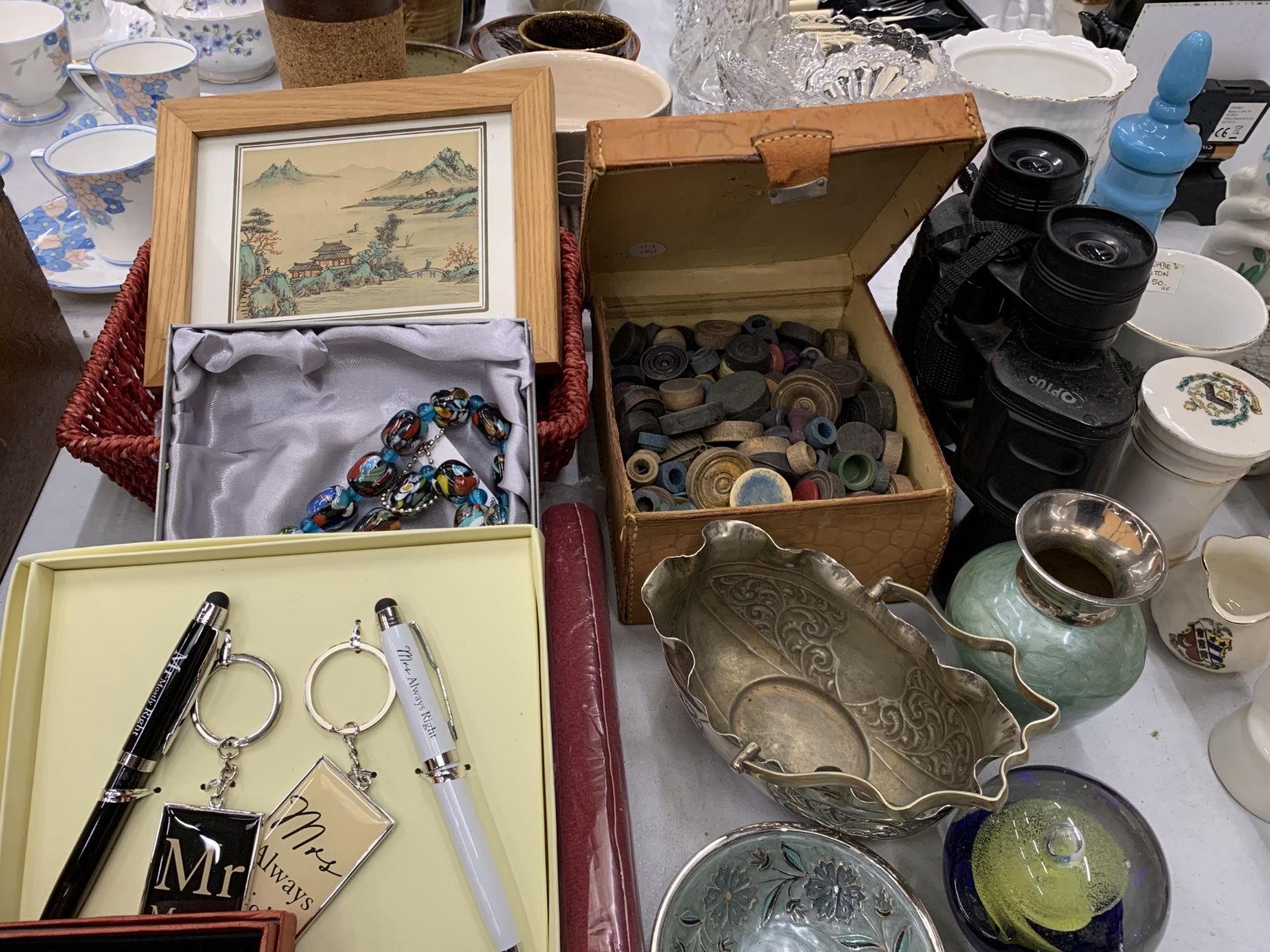 A MIXED LOT OF ASSORTED ITEMS, BOXED ITEMS, DRAUGHT PIECES ETC - Image 2 of 6