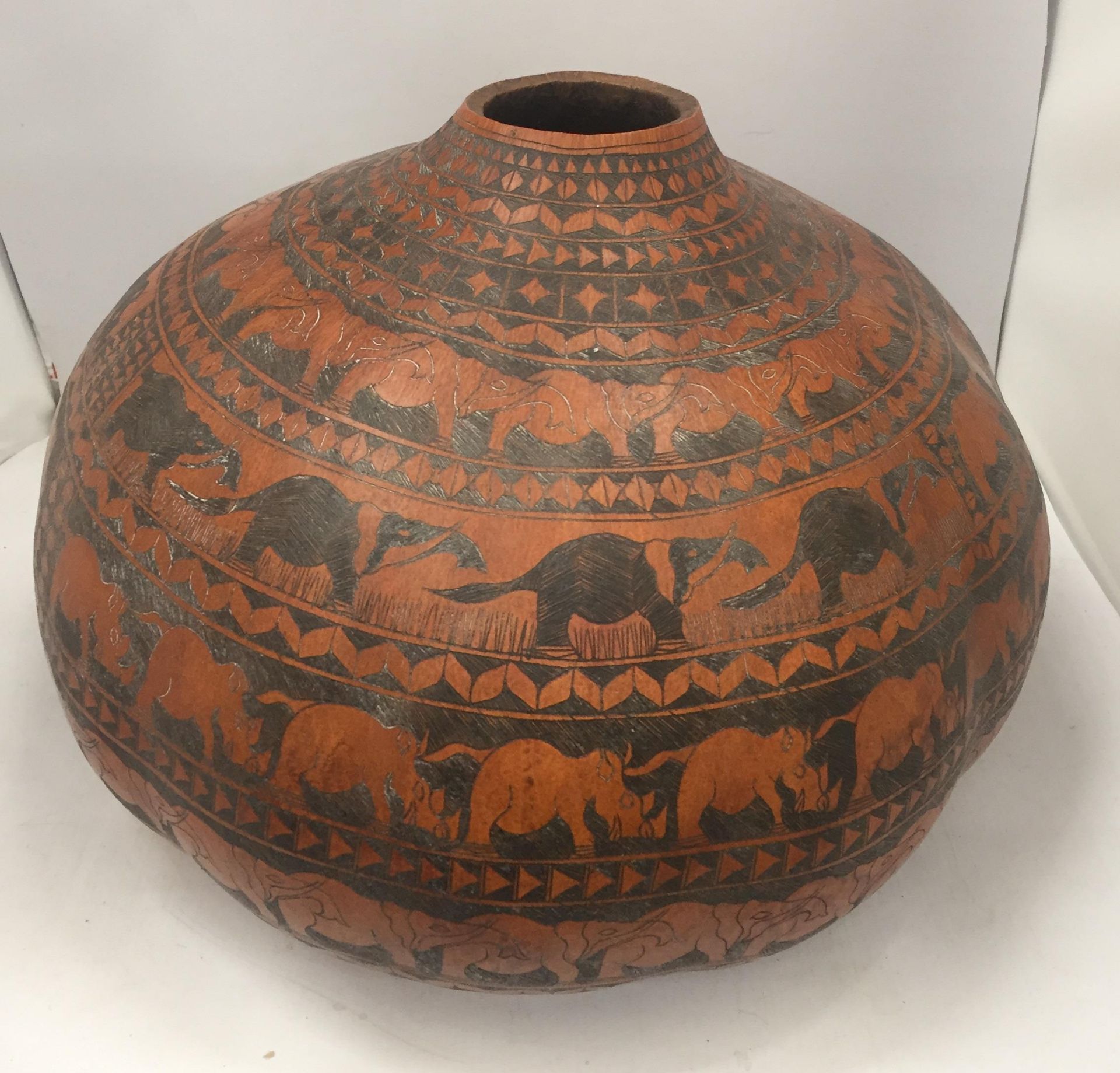 AN AFRICAN CALABASH WATER CONTAINER, LENGTH 40CM