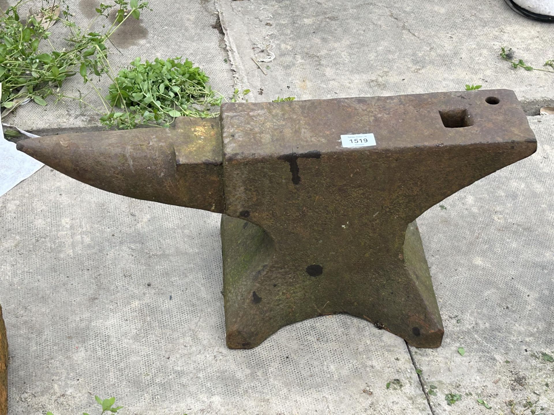 A SMALL VINTAGE CAST IRON BLACKSMITHS ANVIL (H:27CM L:60CM)