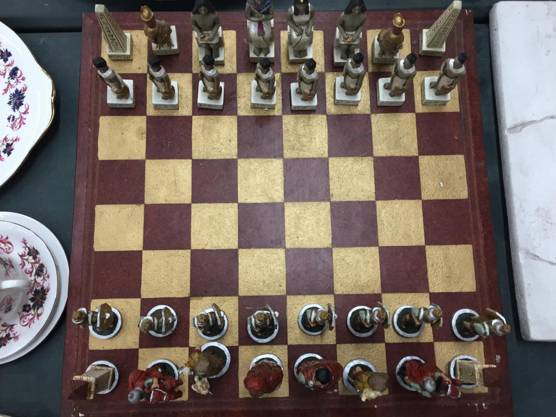 A HEAVY VINTAGE CHESS BOARD COMPLETE WITH ROMANS AND EGYPTIANS CHESS PIECES - Image 2 of 4