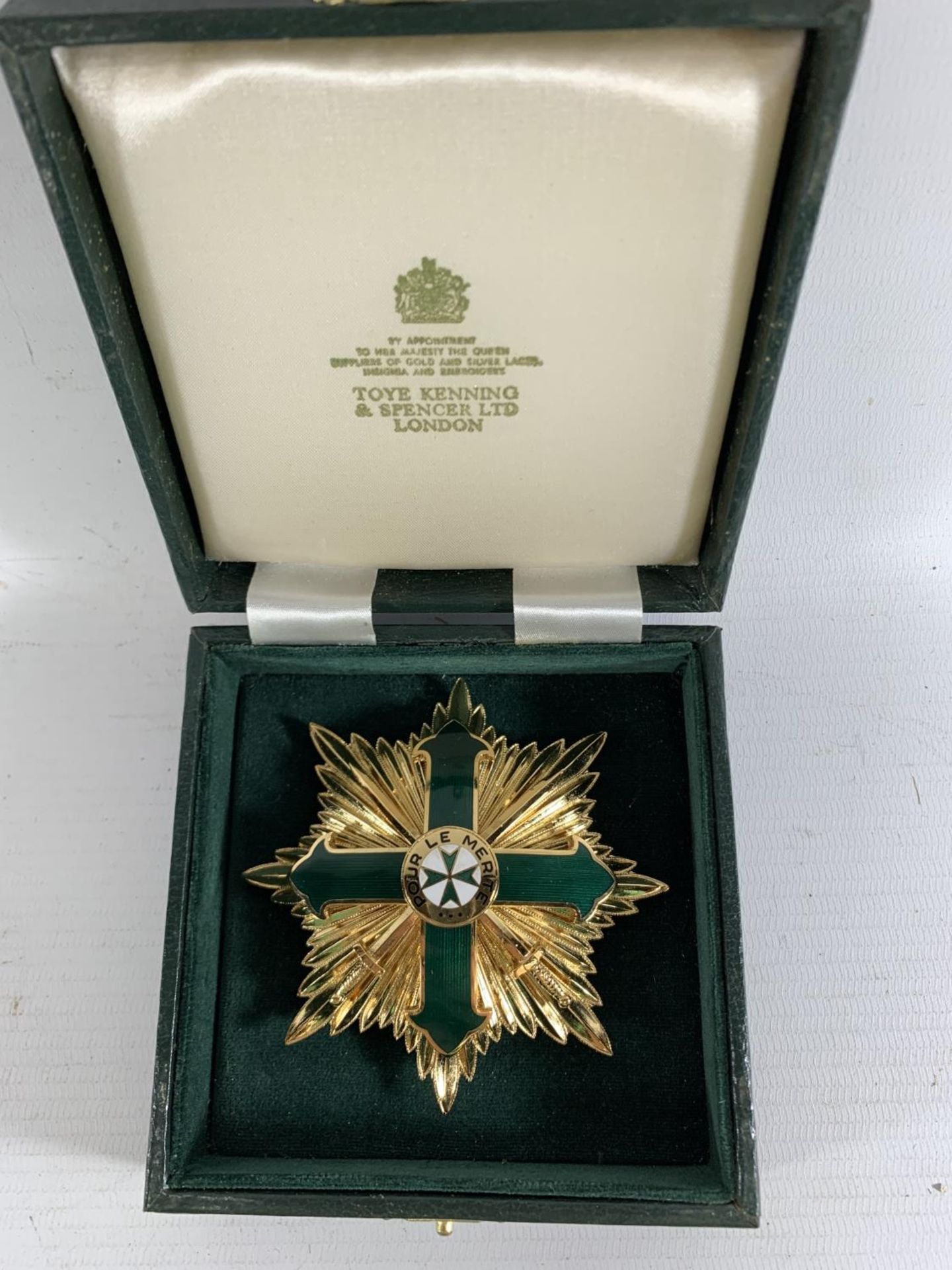 * A BOXED BREAST BADGE FOR A KNIGHT OF THE ORDER OF LAZARUS OF JERUSALEM, WHITE METAL NECK CHAIN AND - Image 3 of 8